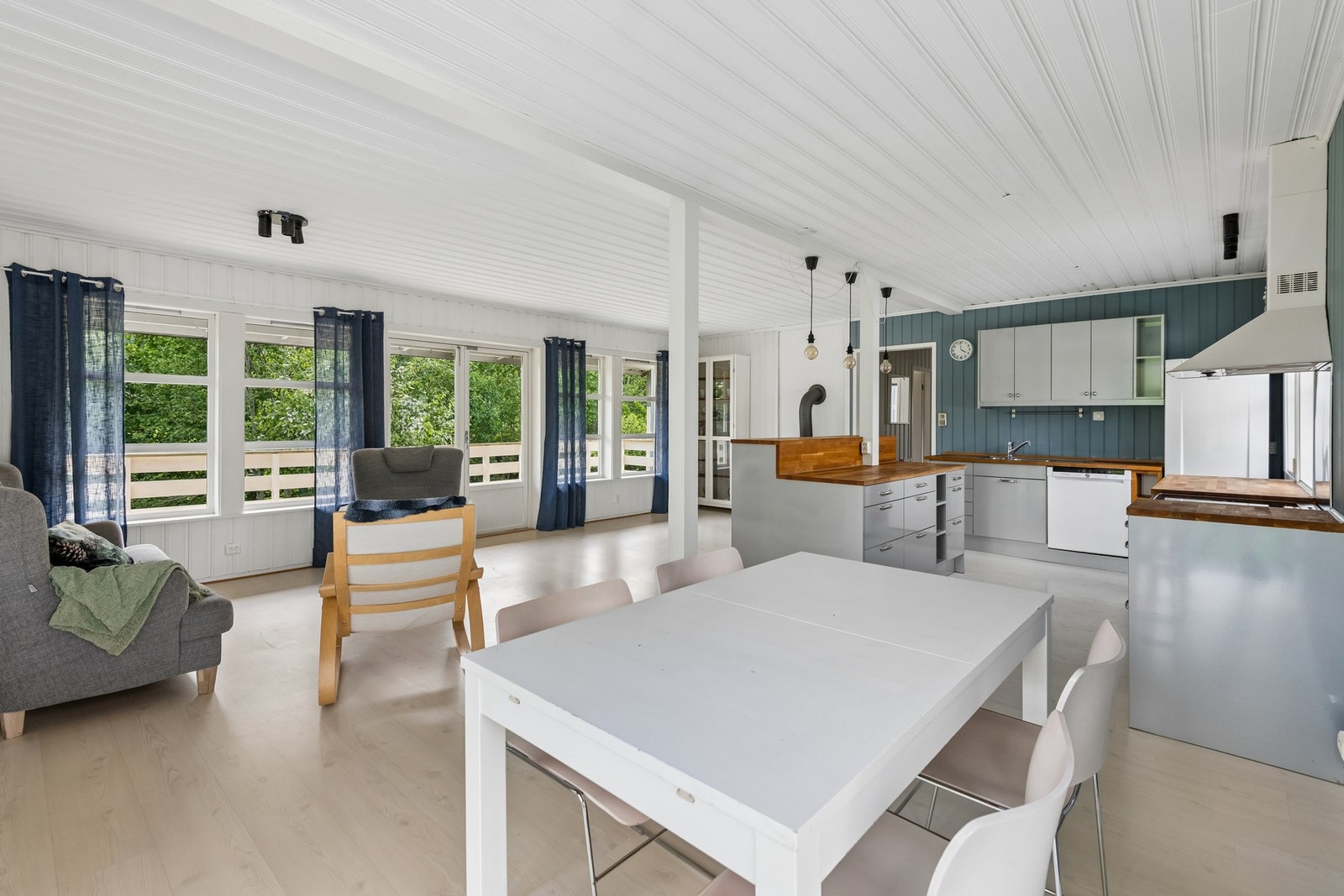 Store vindusflater som slipper inn godt med naturlig lysinnslipp. Galleribilde