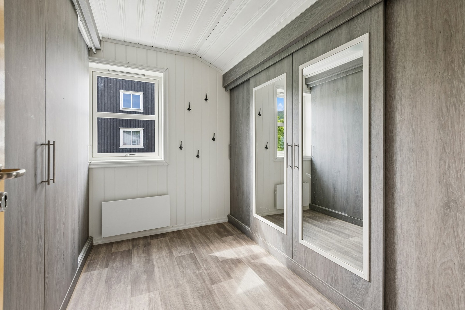 Disp.rom er innredet som garderobe med mye lagringsplass til for.eks klær. Galleribilde
