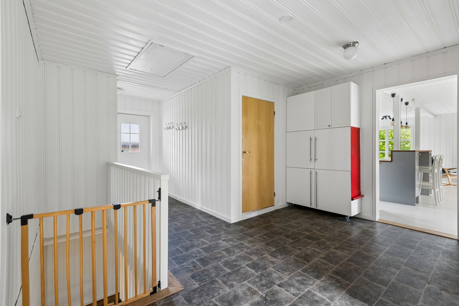 Romslig gang med god plass til oppbevarings løsning. Galleribilde