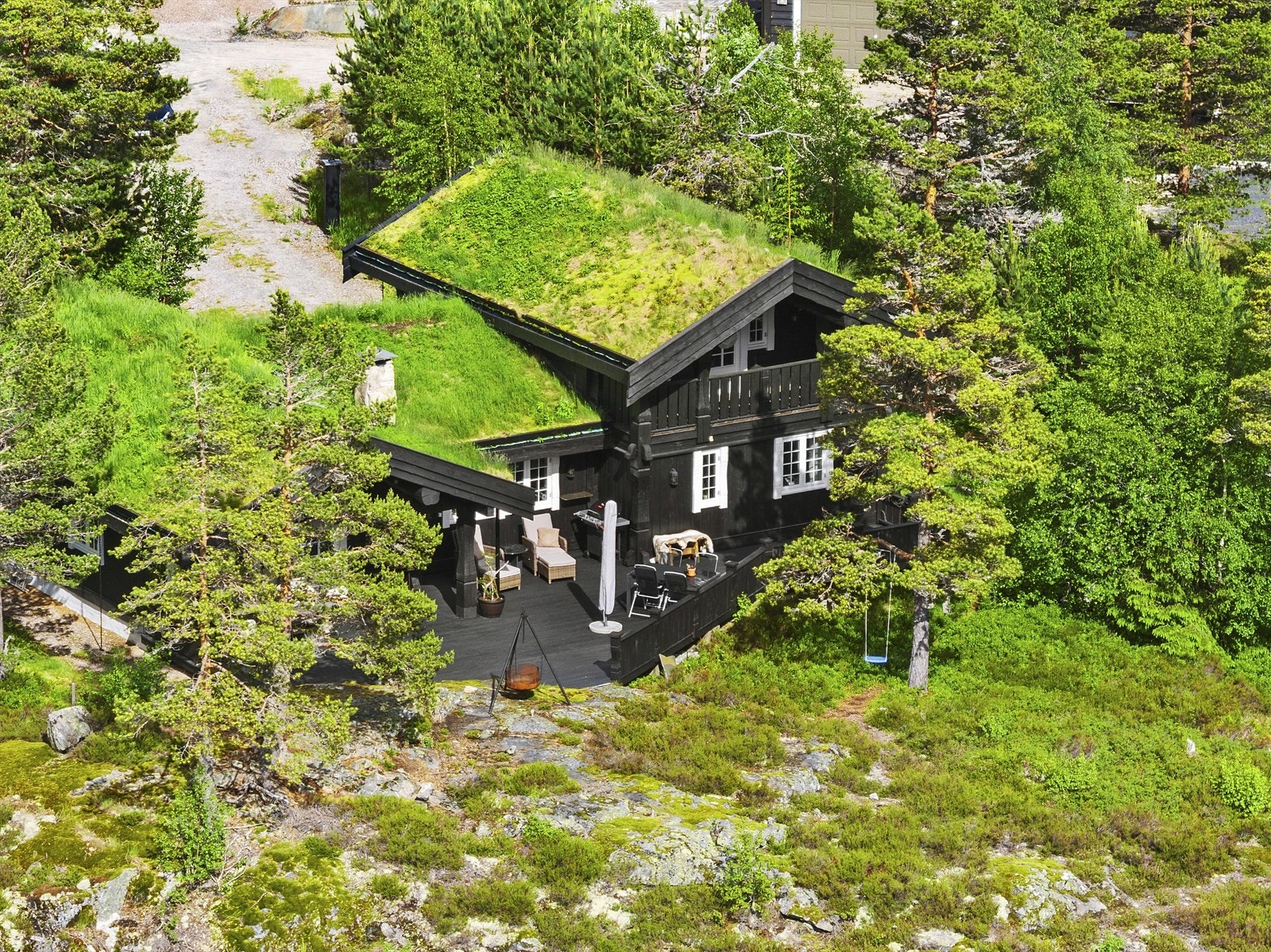 Hytta er bygget i tradisjonell stil og glir fint inn i de naturskjønne omgivelsene. Galleribilde