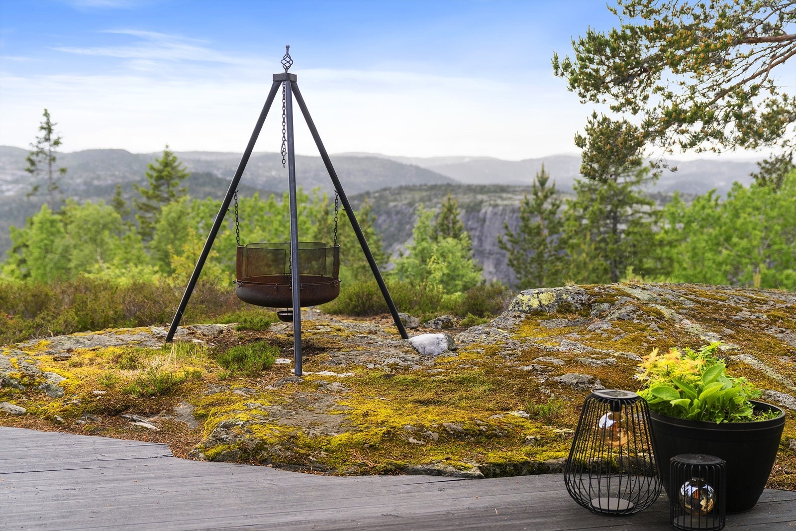 Bålpanne for stemningsfulle kvelder, plassert på en naturlig del av tomten. Galleribilde