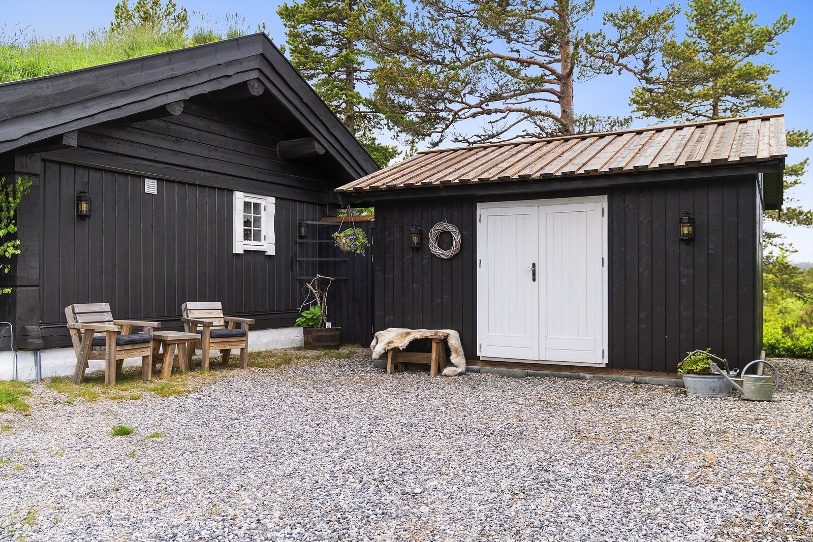 Nyere, frittstående bod på 14 m² fra 2021 med innlagt strøm. Galleribilde