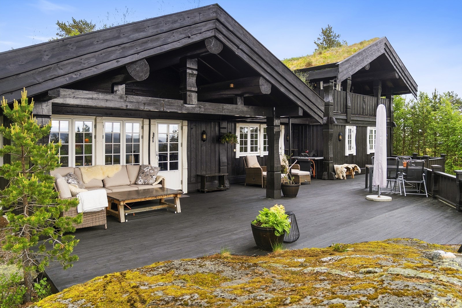 Terrassen på 65 m² gir god plass til både sofagruppe og spiseplass. Galleribilde
