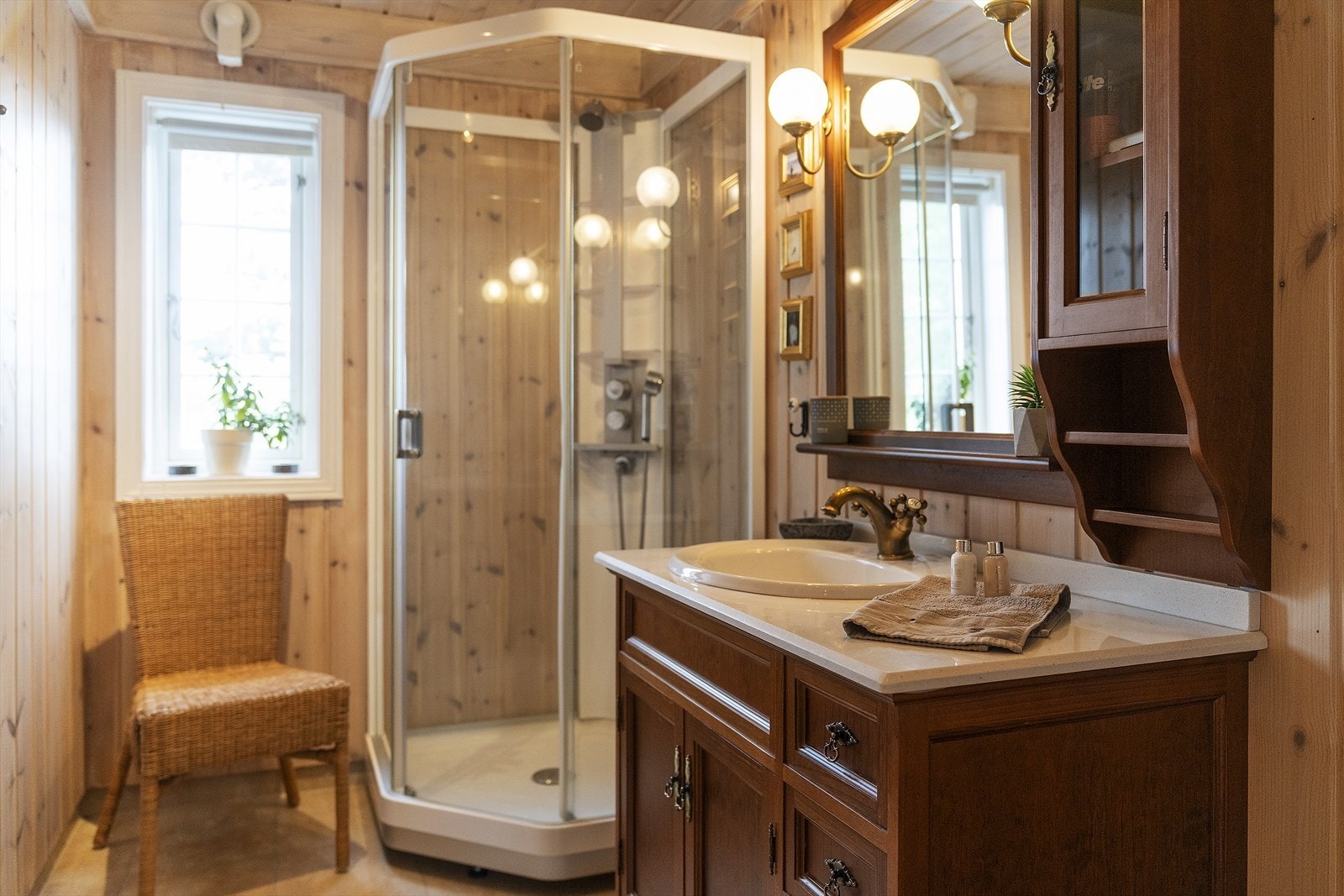 Badet har servantinnredning med nedfelt servant og dusjkabinett. Galleribilde