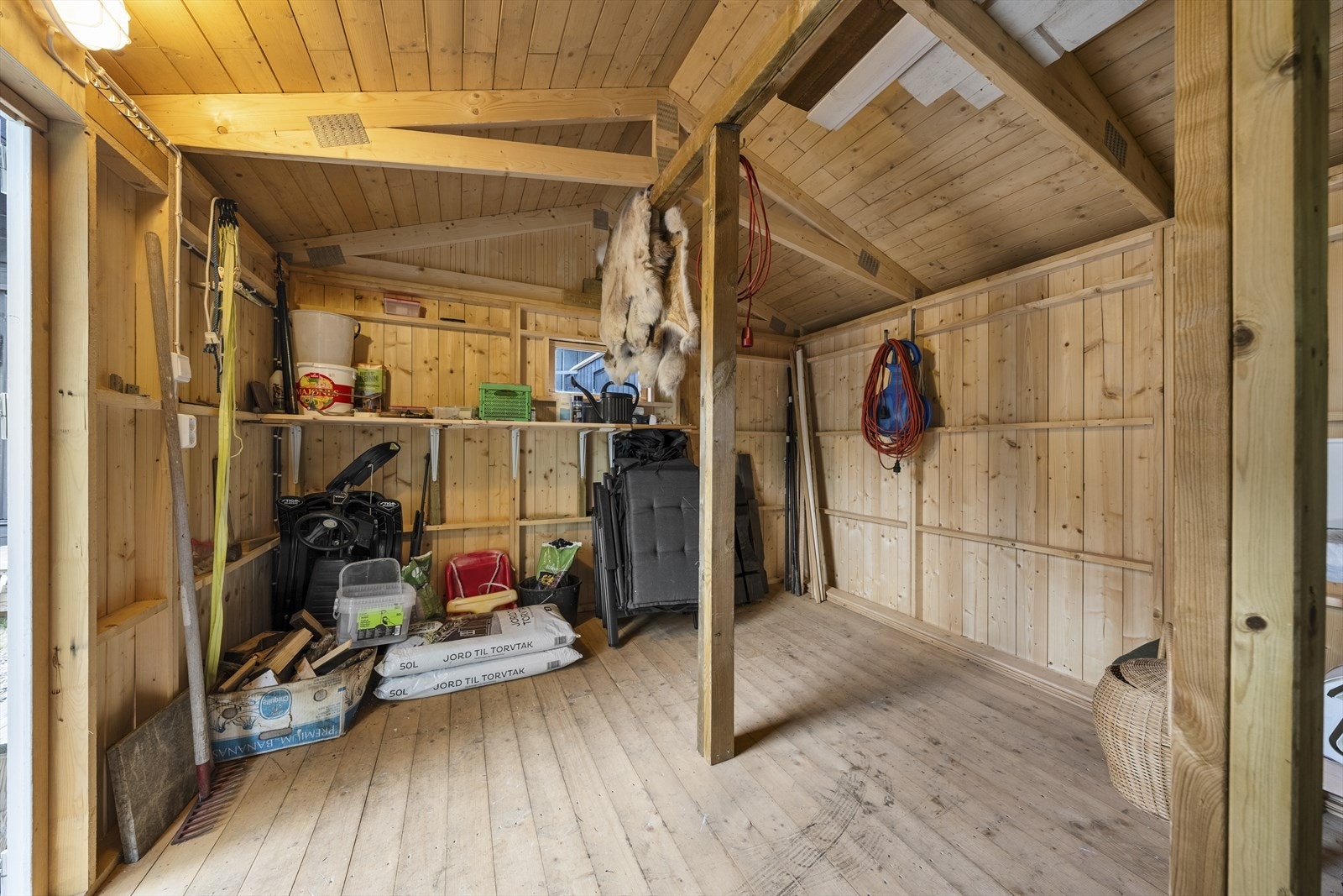 Boden har innlagt strøm for lys og verktøy. Galleribilde