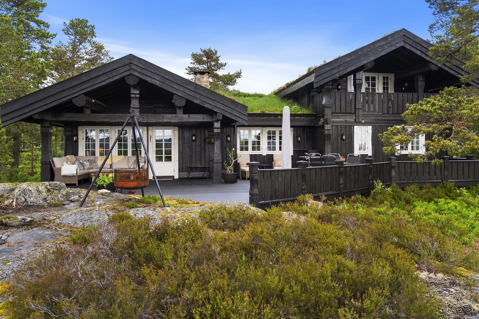 Hytta ligger på en flott naturtomt med gruset innkjøring og opparbeidet uteområde. Galleribilde