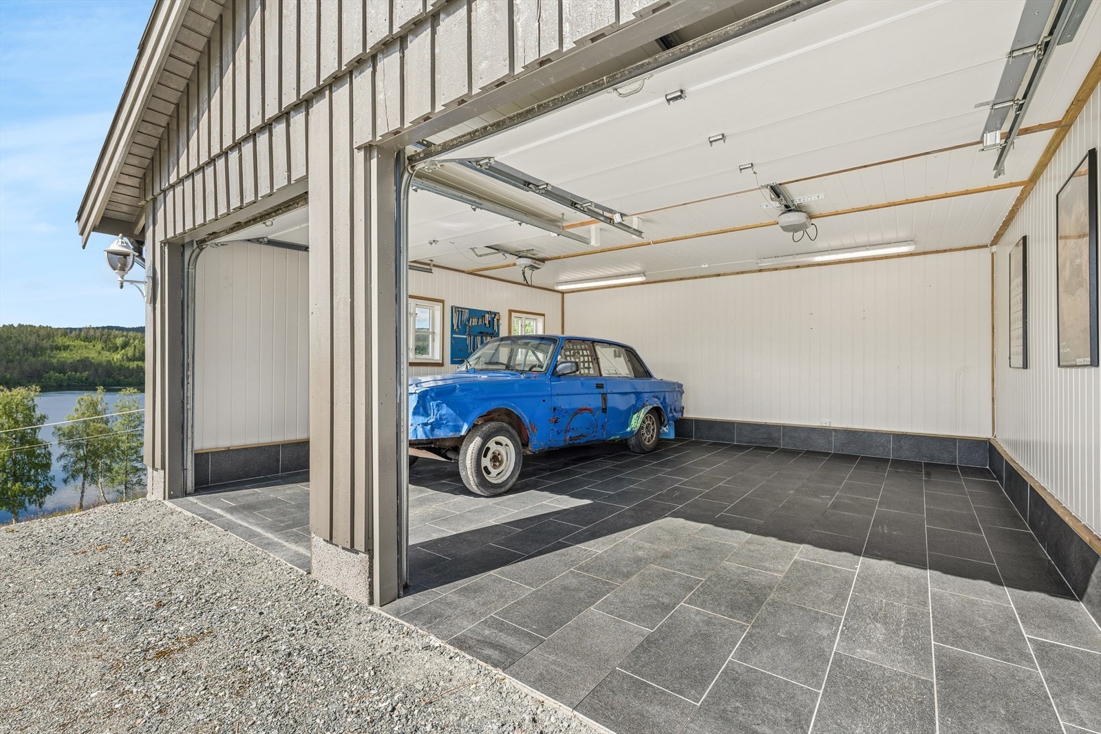 Den andre frittstående garasjen på 41 m² ble oppført i 2015. Galleribilde