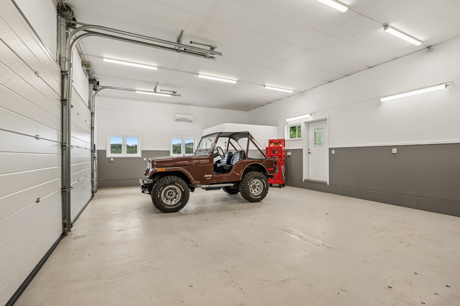 Verkstedet har innlagt strøm og egen luft-til-luft varmepumpe. Galleribilde