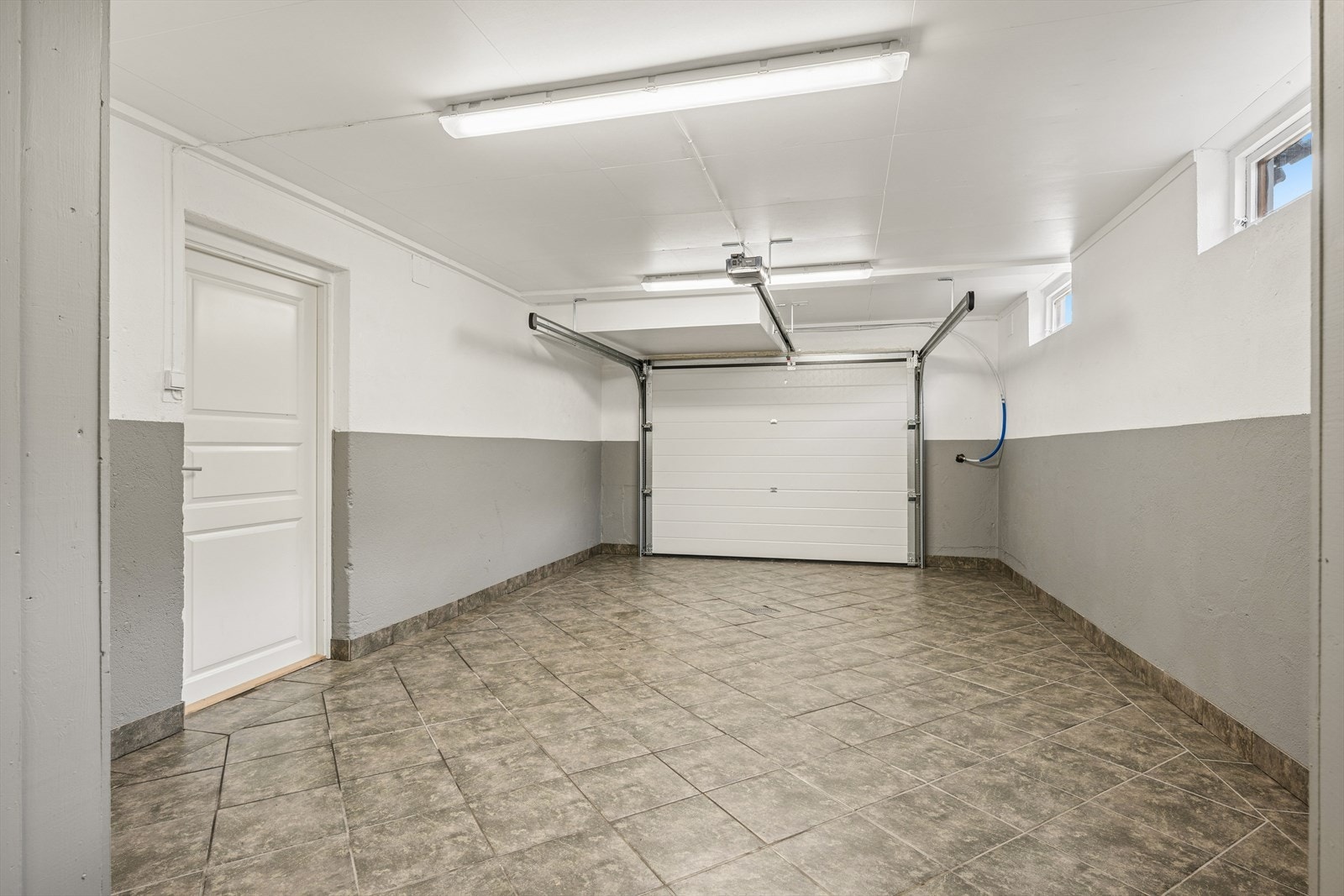 Integrert garasje i kjelleretasjen med direkte adkomst inn i boligen. Galleribilde