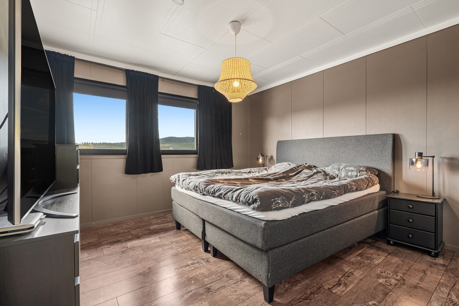 Hovedsoverom med god plass til dobbeltseng og garderobeløsning. Galleribilde