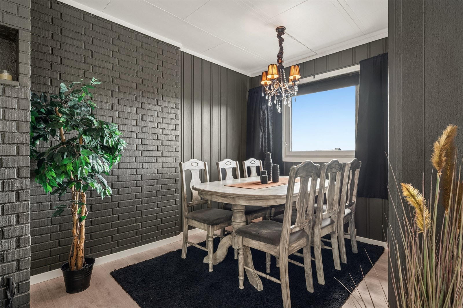 Stuen har en egen sone med god plass til spisestue. Galleribilde