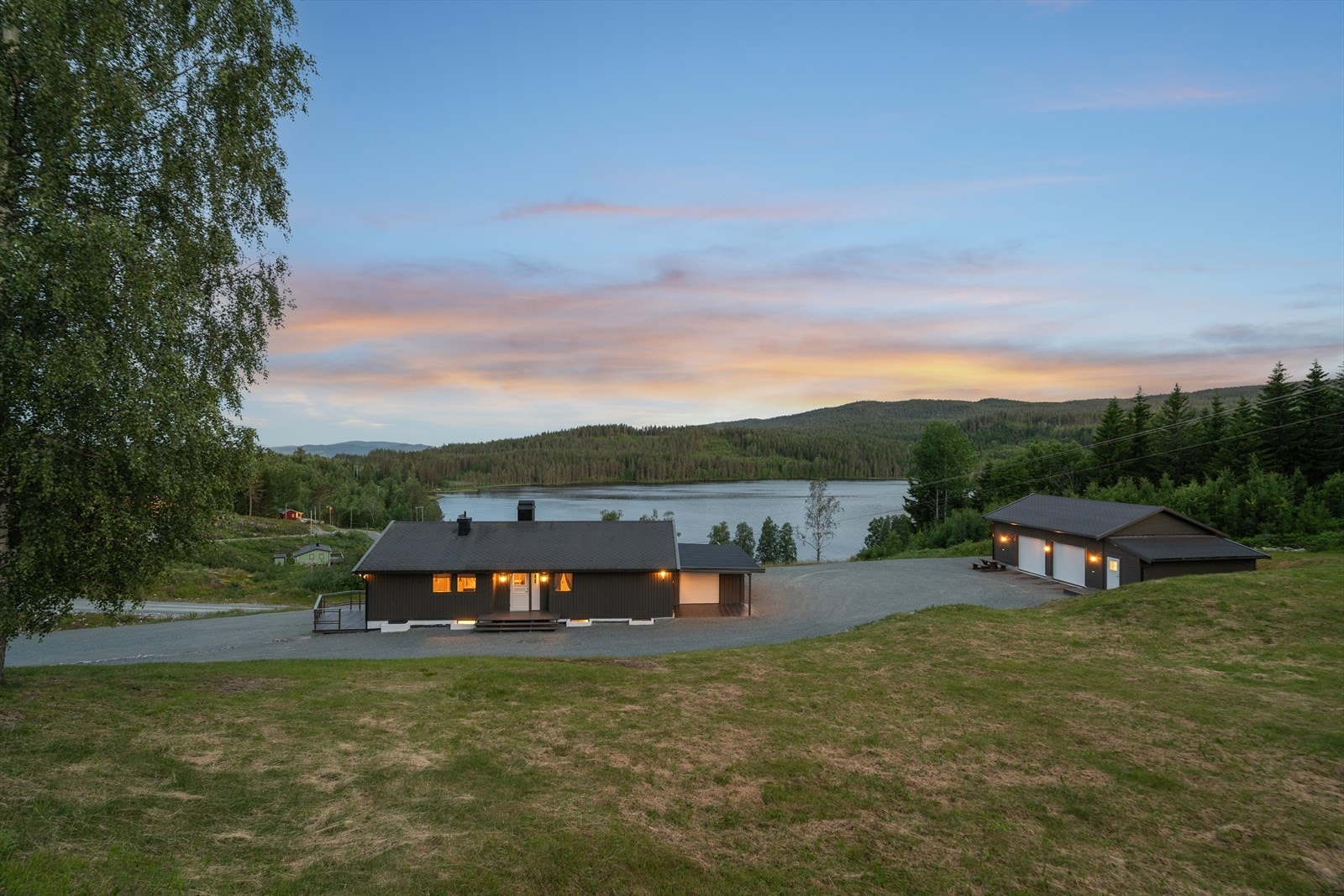 Dette er en eiendom for deg som verdsetter ro, plass og nærhet til naturen. Galleribilde