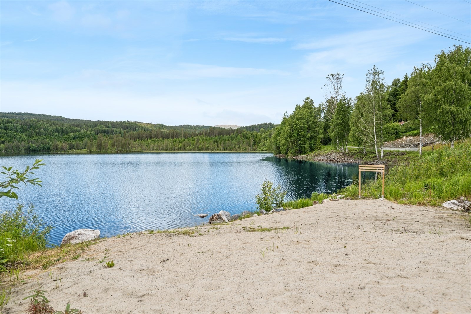 Kort vei til bade- og fiskemuligheter i Rishovdtjenn. Galleribilde