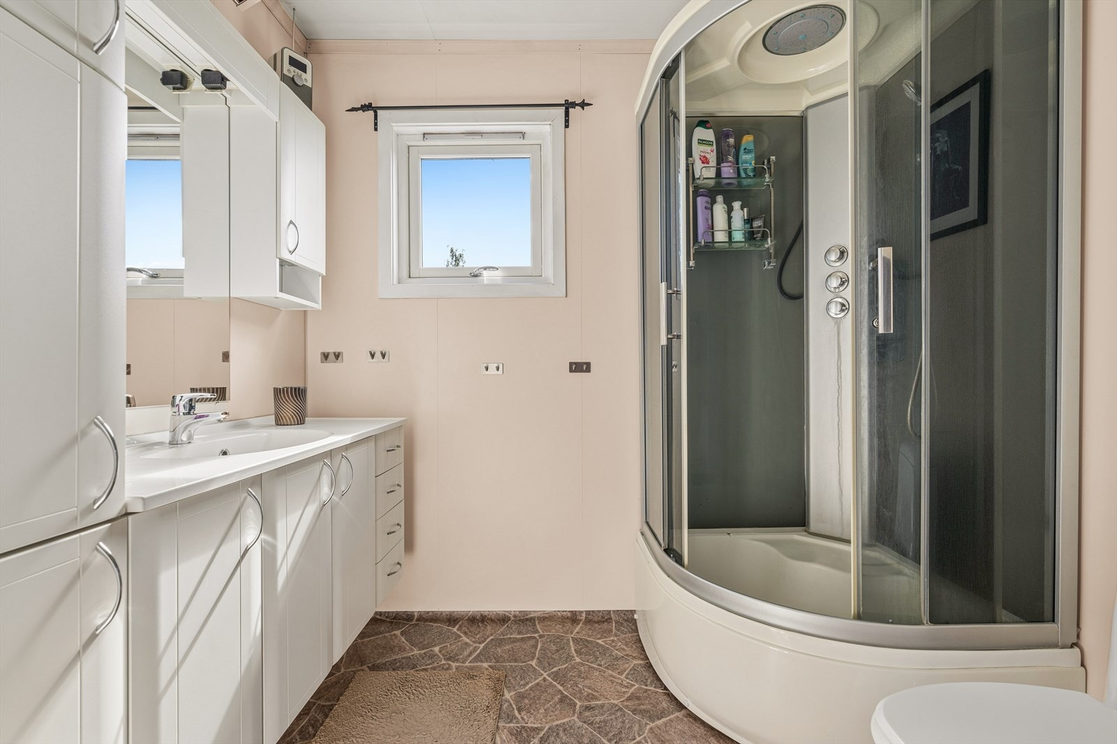 Badet har baderomsplater på vegger, gulvbelegg og takplater i himlingen. Galleribilde
