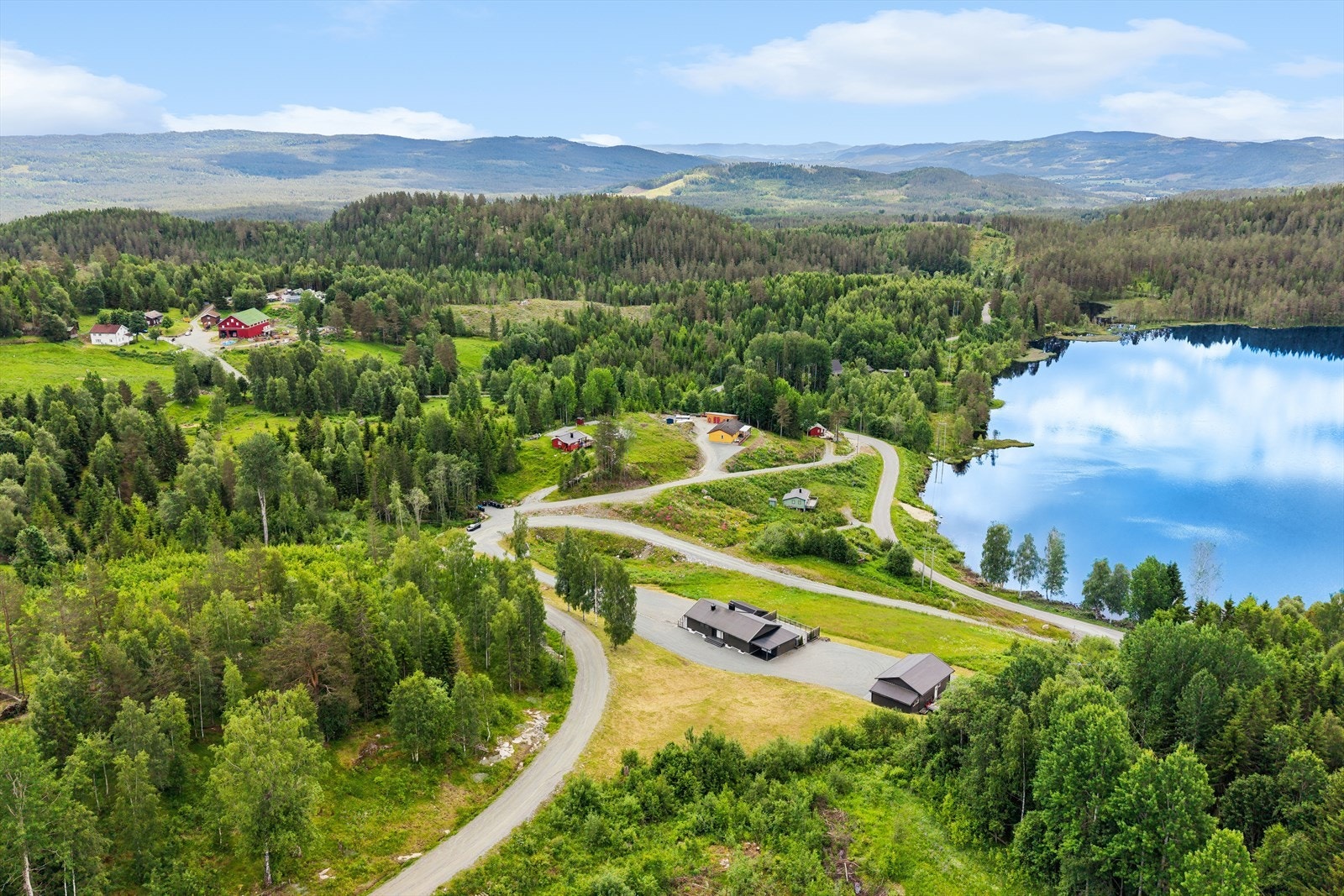 Området er spredt bebygget med landbrukseiendommer, boliger og fritidseiendommer. Adkomst fra rv7 nordøst for Hamremoen. Galleribilde