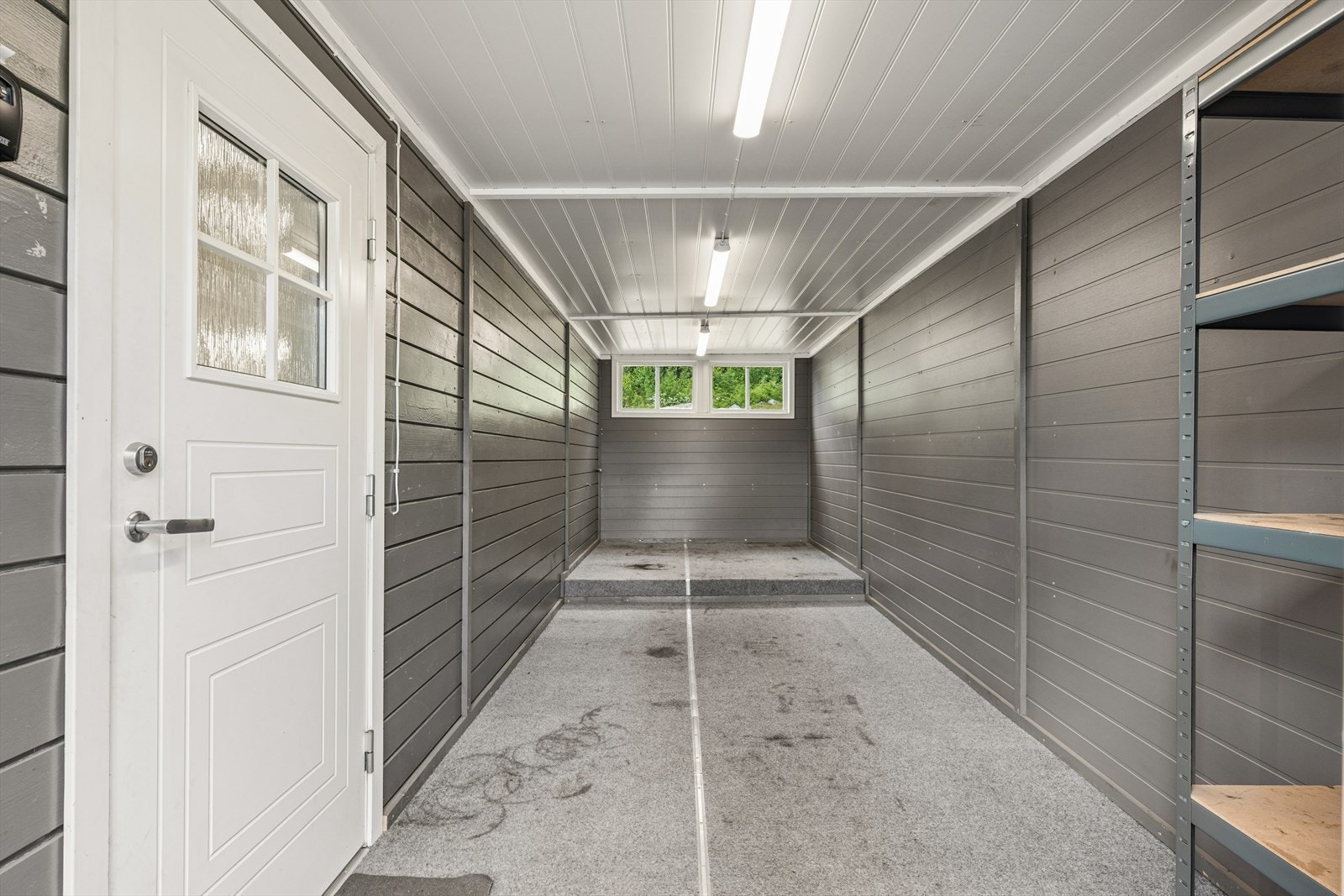 Eget lagerrom med egen adkomst i bakkant av garasjen fra 2015. Galleribilde