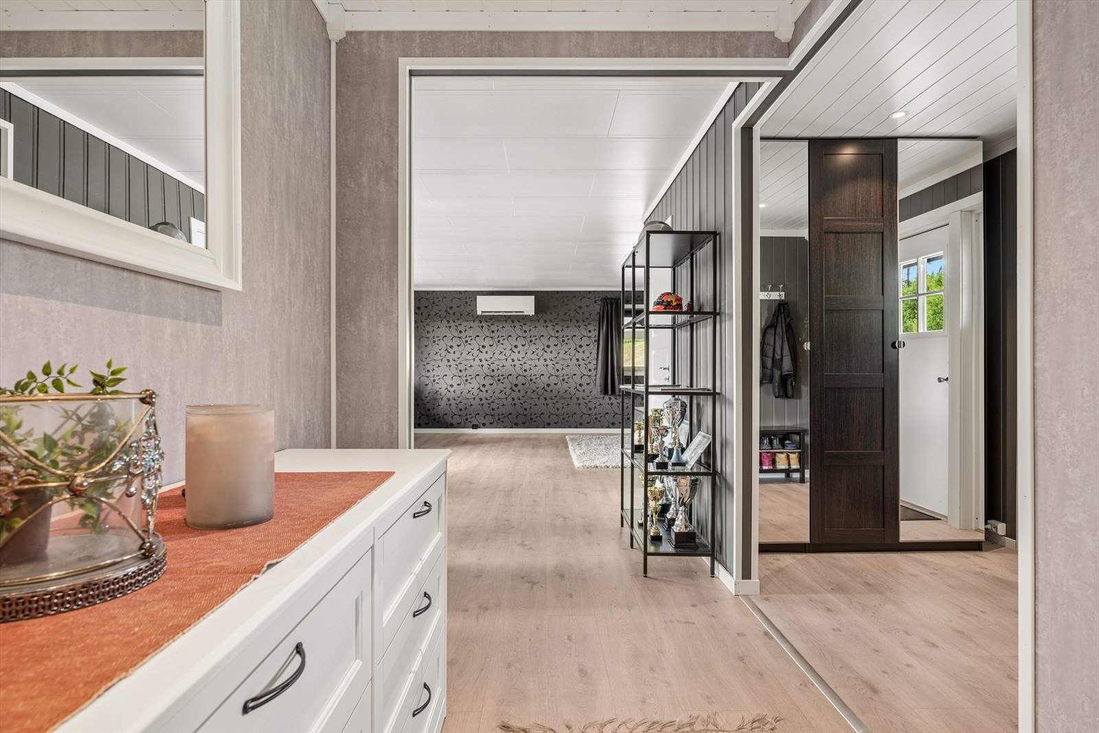 Med et internt bruksareal på 197 m² byr boligen på en romslig og funksjonell planløsning. Galleribilde