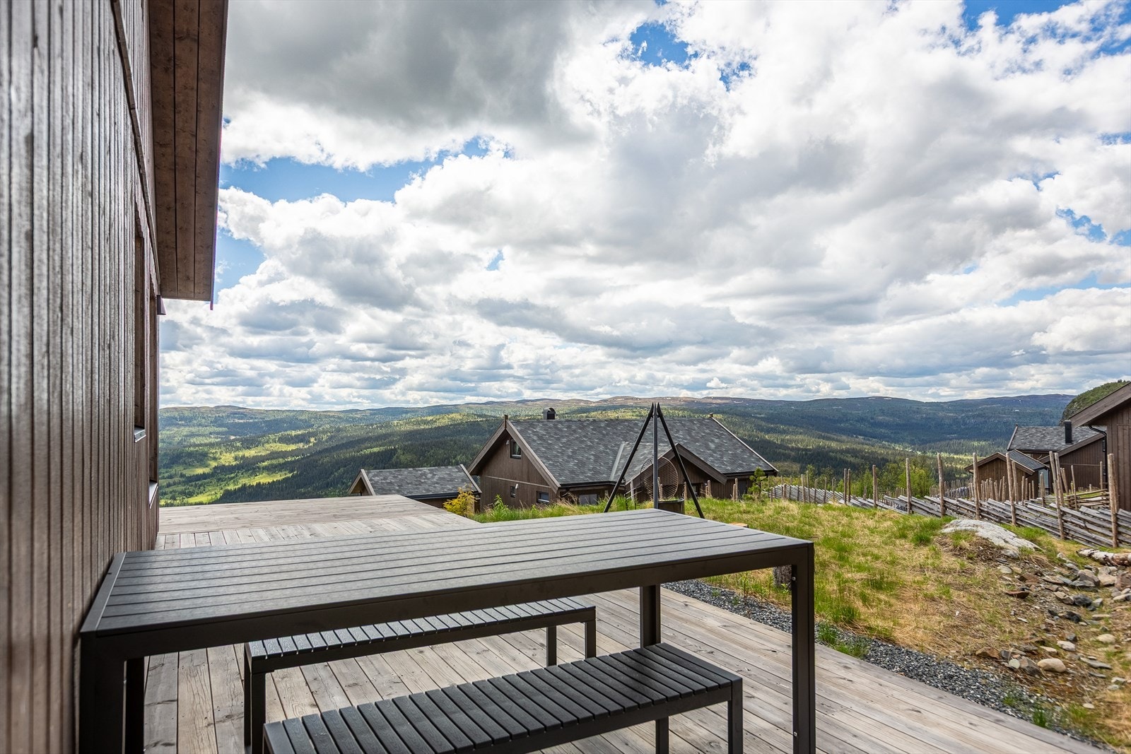 Her kan dagene nytes på solrike terrasser eller man kan ekelt ta turen ut i fint og variert turterreng. Makalausfjellet (1 099 moh) ligger en fin gåtur fra hytta, og er et populært turmål året rundt. Galleribilde
