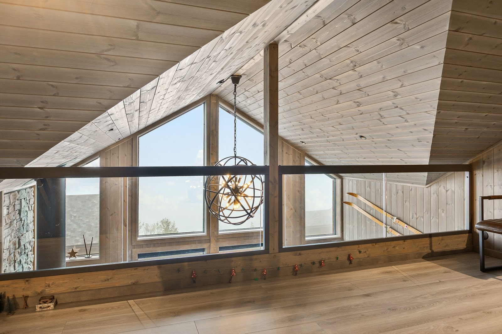 Denne har glassrekkverk mot stua og de flotte vinduene der, så her kan man virkelig nyte utsikten! Galleribilde