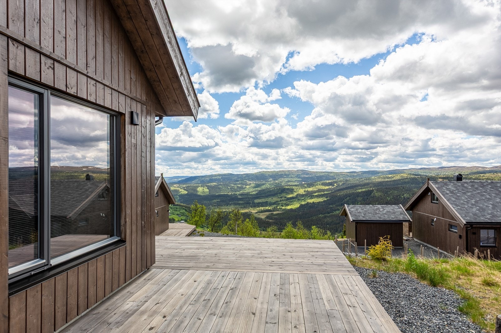 Med sol fra tidlig morgen til sent på kveld og nydelig utsikt mot Søre Fjellstølen og Hollastølsfjellet, samt utover Stavadalen, er dette et hyggelig sted å samle familie og venner. Galleribilde