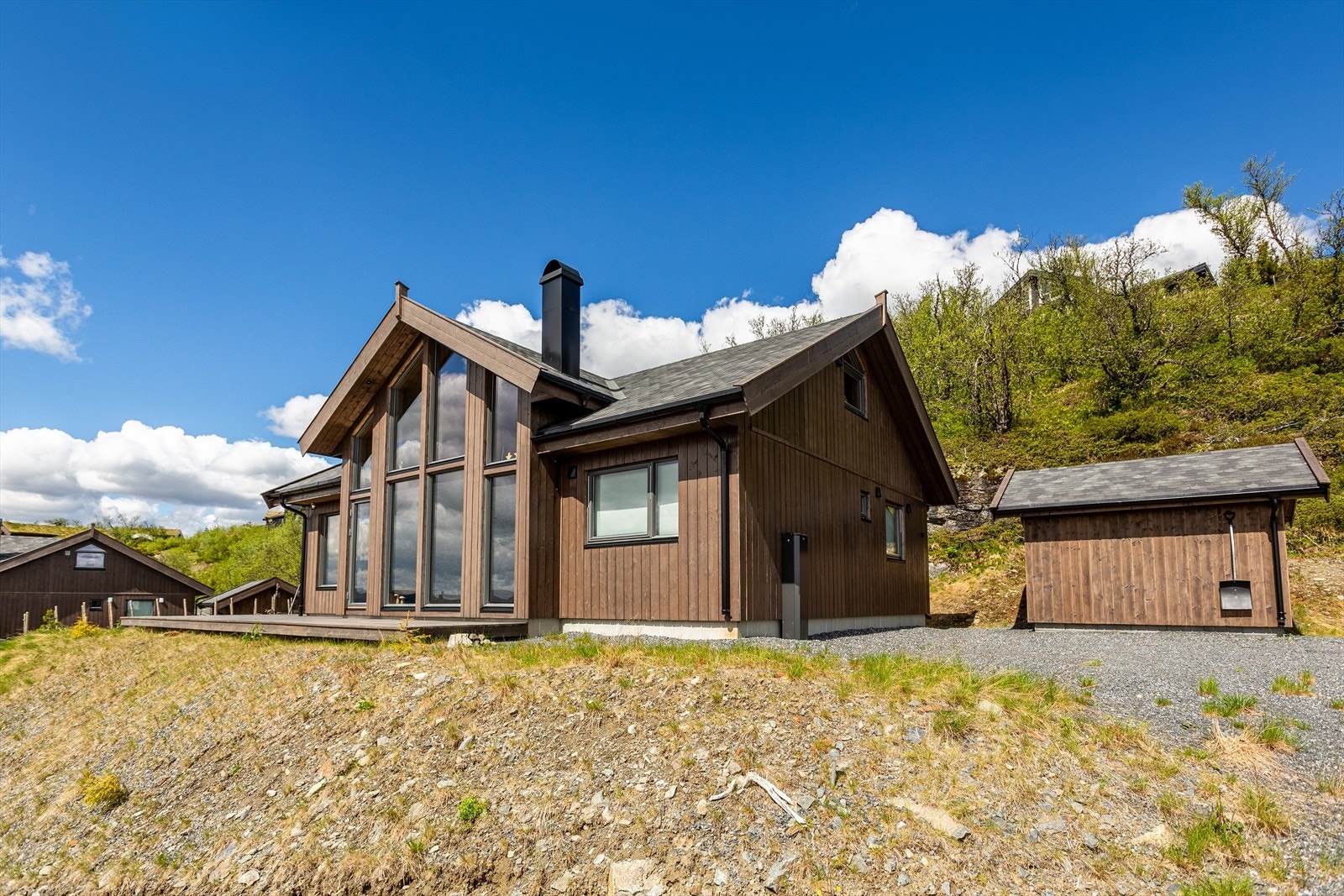 Den ligger i et nyere hyttefelt nær alpinbakken, og har selvsagt alle fasiliteter. Omgitt av flott natur er det bare er å sette seg på sykkelen sommerstid eller spenne på seg skiene om vinteren. Galleribilde