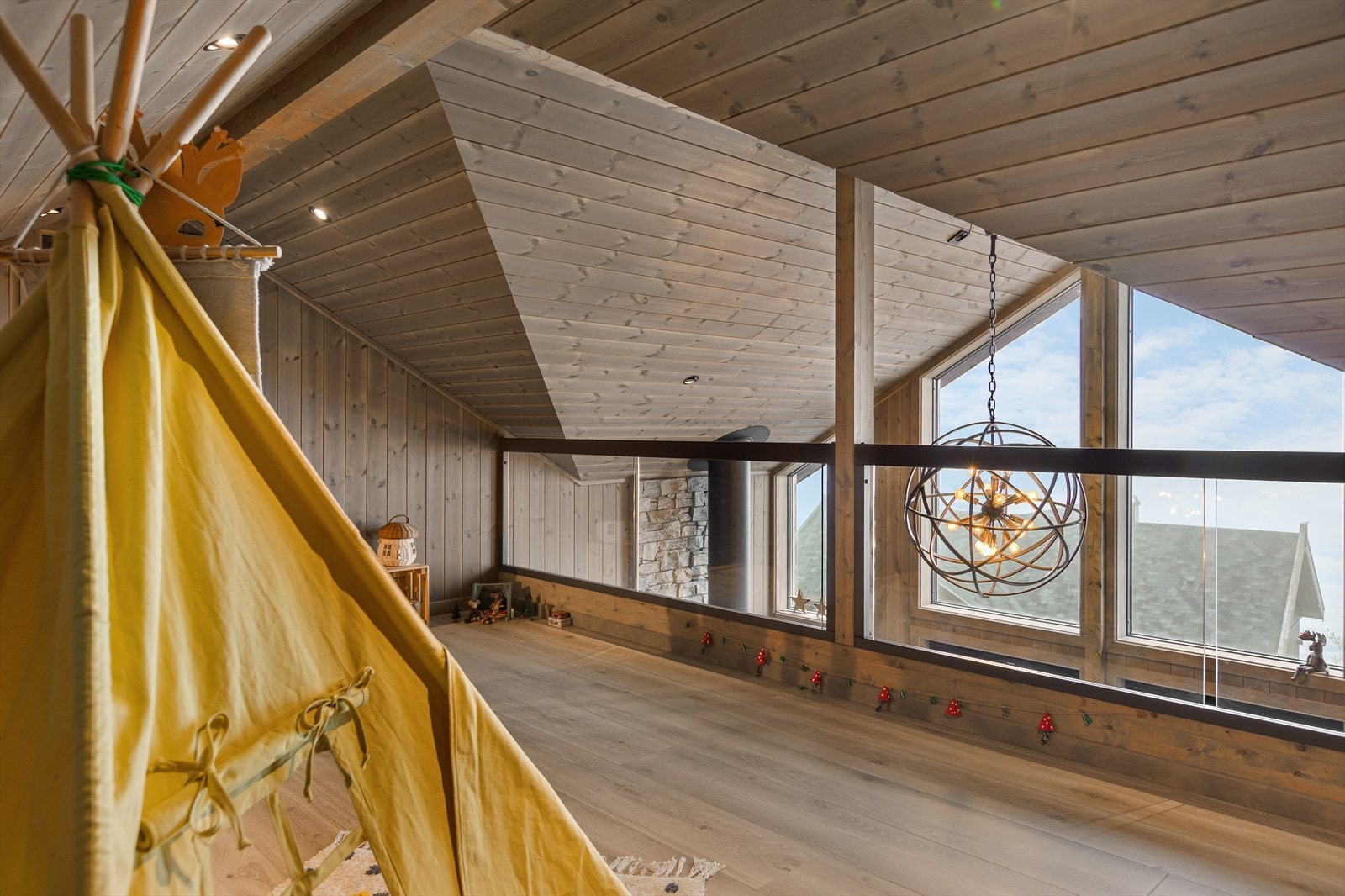 Fra entréen er det trapp opp til en koselige hems med lys og hyggelig loftstue. Galleribilde