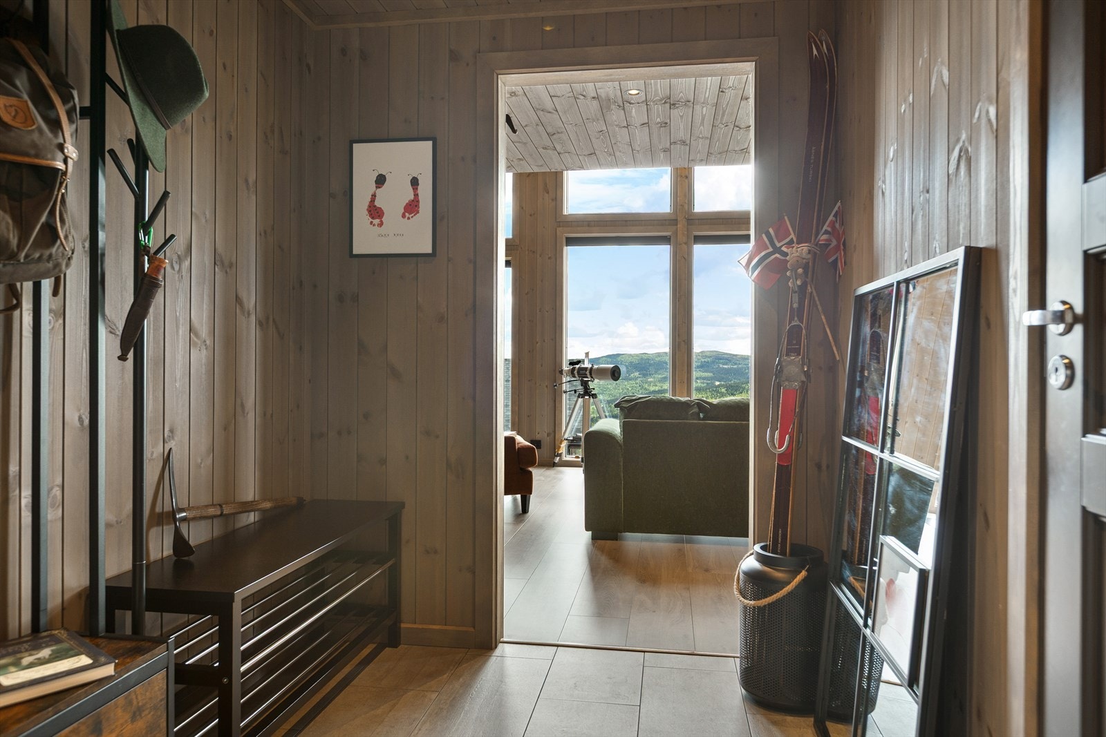Flislagt gulv finner man også i hyttas romslige entré, hvor det er god plass til yttertøy og sko. Galleribilde