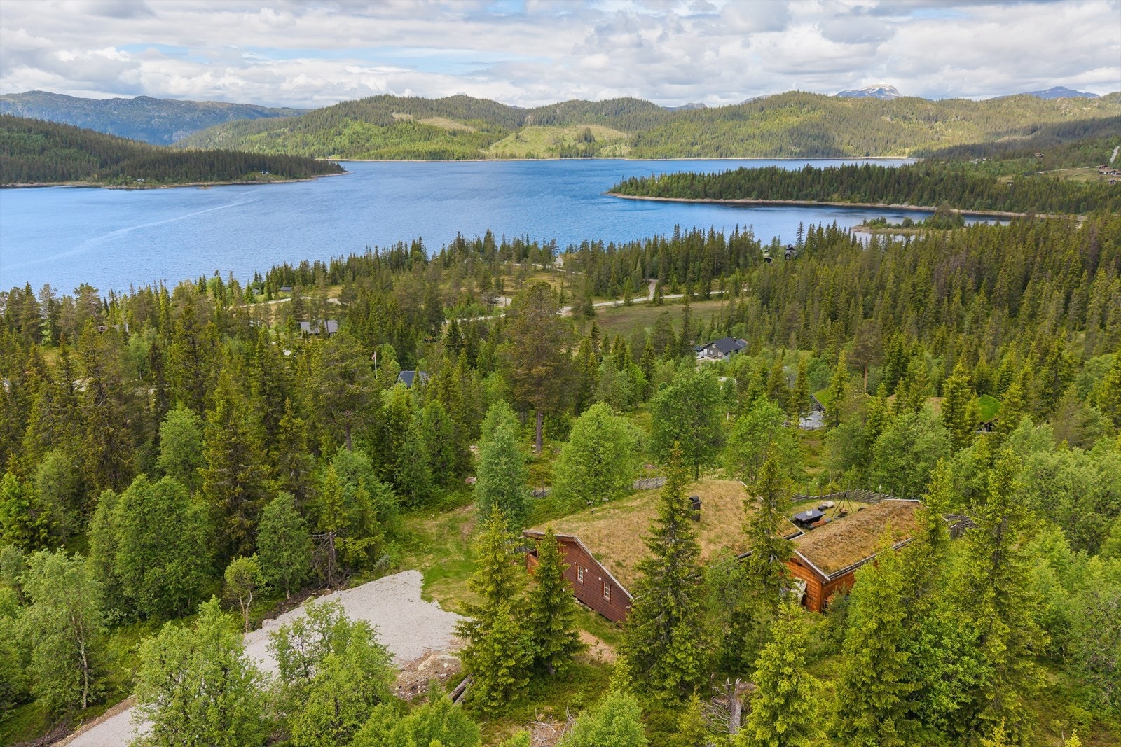 Eiendommen ligger høyt og fritt til, omtrent 795 meter over havet. Galleribilde
