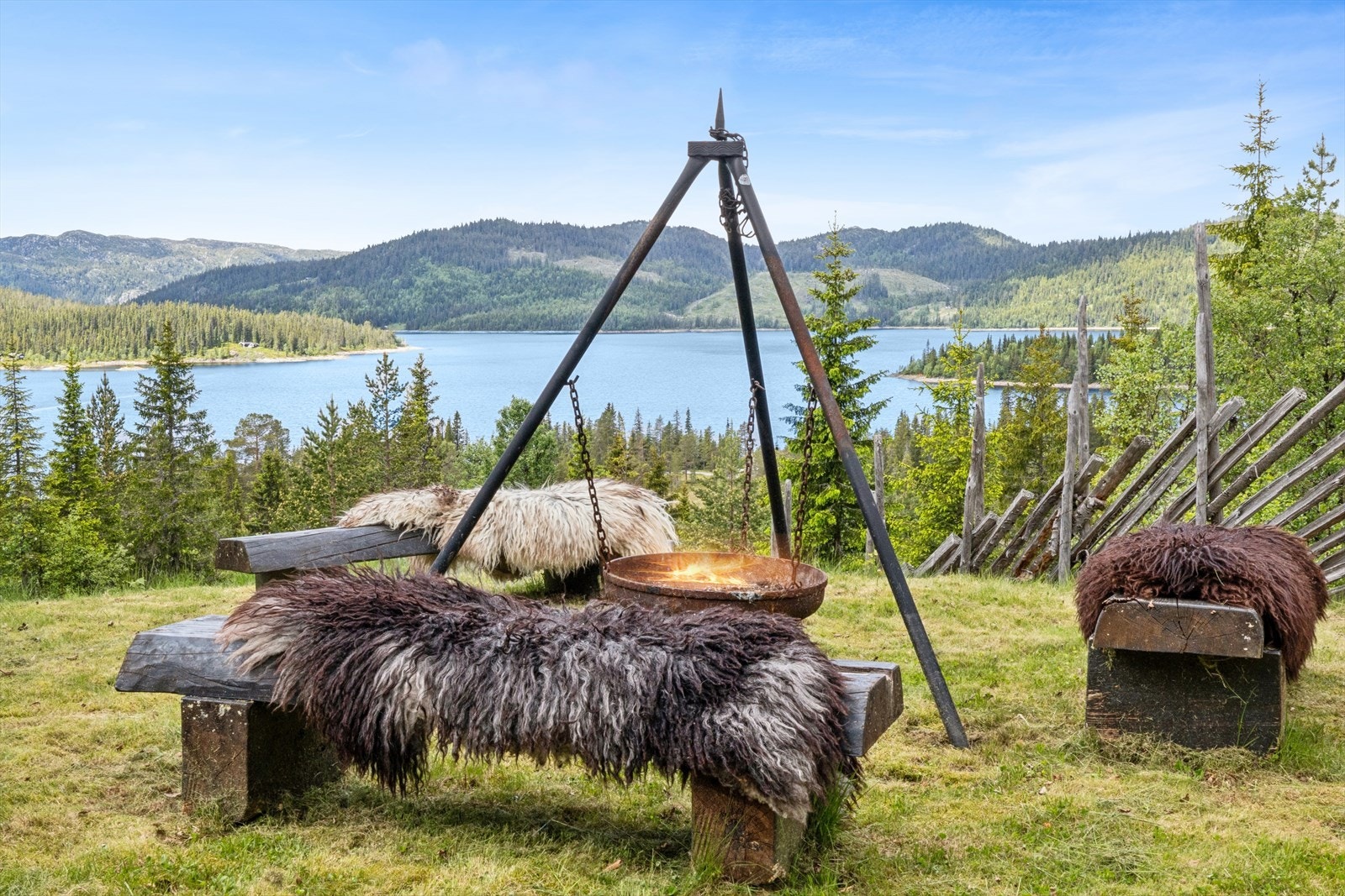 Tomten er inngjerdet med en tradisjonell skigard som rammer inn eiendommen. Galleribilde