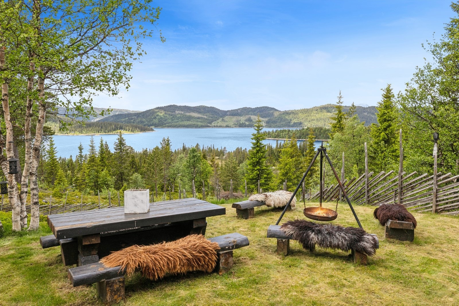 Nyt utsikten fra en romslig naturtomt med flere uteplasser og egen bålpanne. Galleribilde