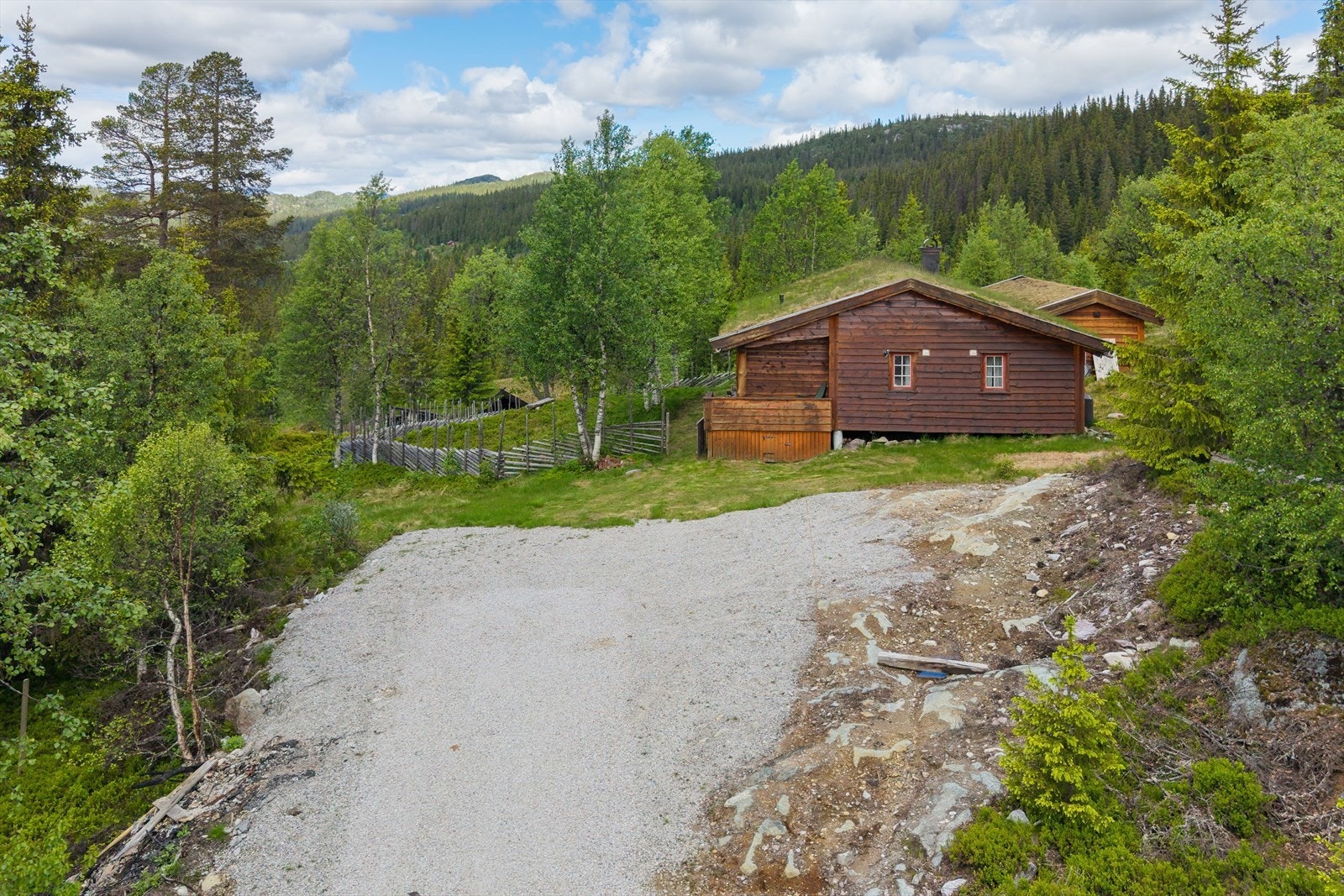Gruset oppstillingsplass på egen tomt. Galleribilde