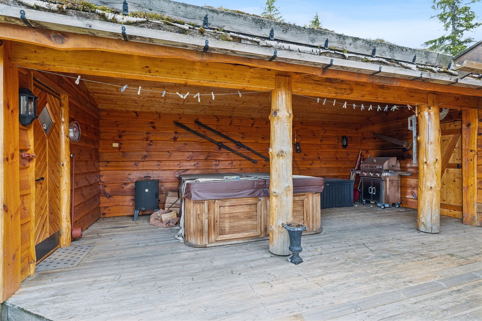 Totalt 43 m² med terrasseareal fordelt på flere soner rundt hytta. Galleribilde
