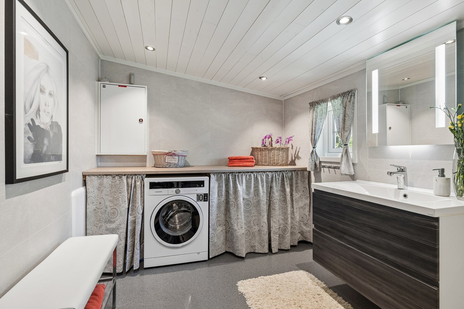 Klargjort bad og vaskerom med våtromsplater på veggene og opplegg for vaskemaskin. Fritidsboligen har ikke godkjent innlagt vann og avløp. Vannforsyning fra privat brønn fra 2000-tallet. Galleribilde