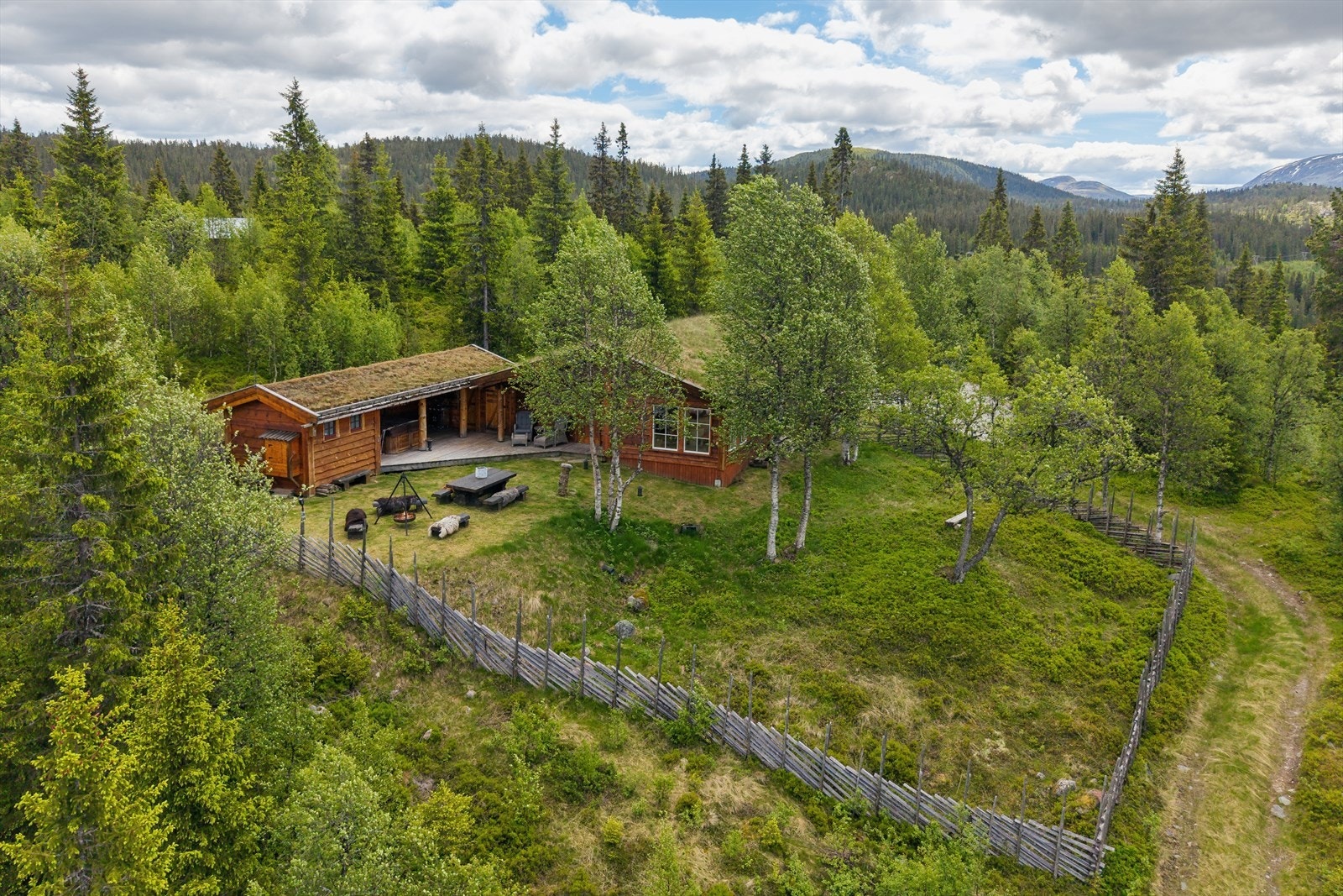 En usjenert naturtomt med naturlig vegetasjon og flott utsikt over landskapet. Galleribilde