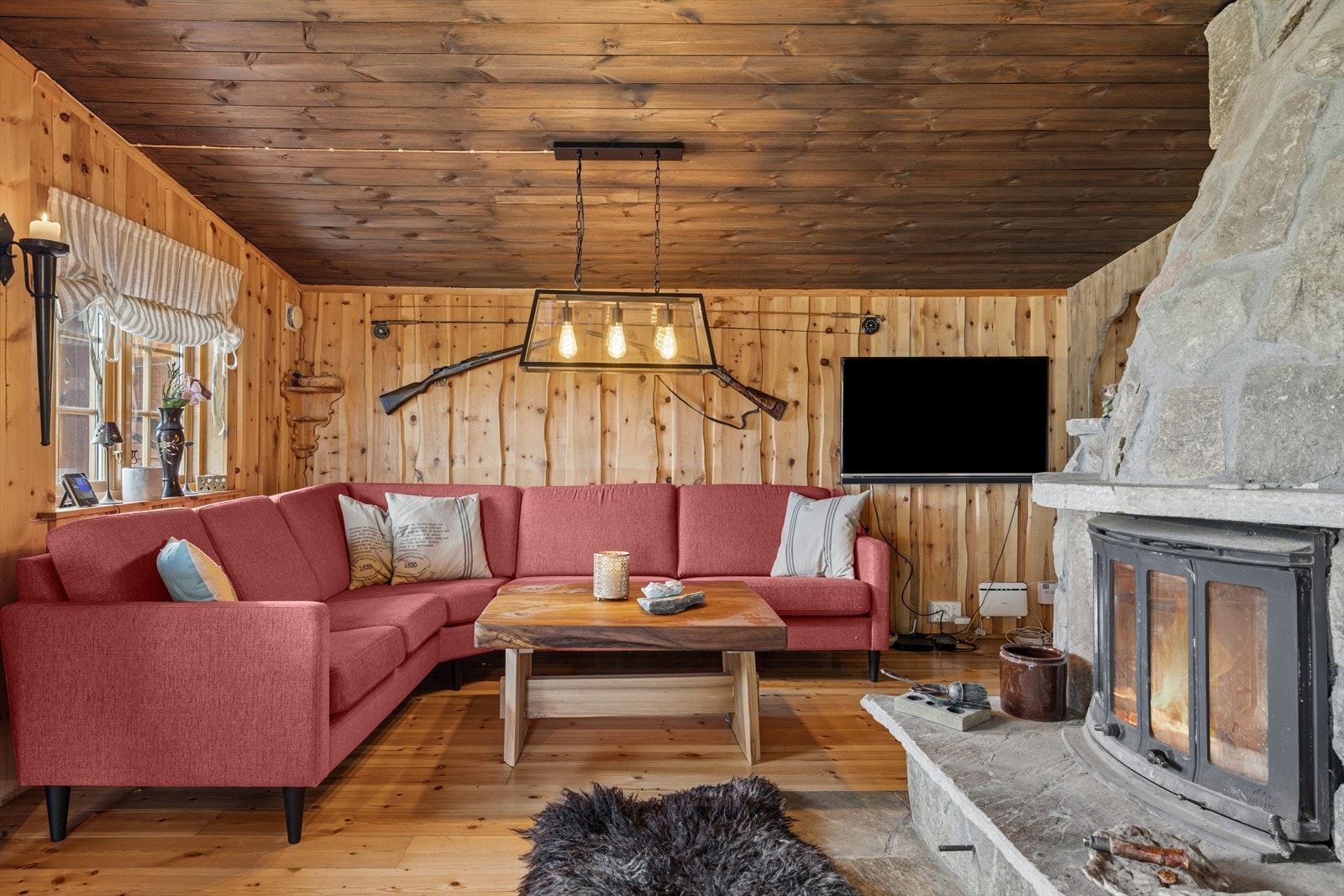 Stuen har god plass til en romslig sofagruppe ved peisen. Galleribilde