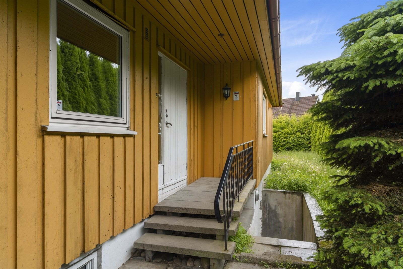 Inngangsparti til hovedetasje og underetasje Galleribilde