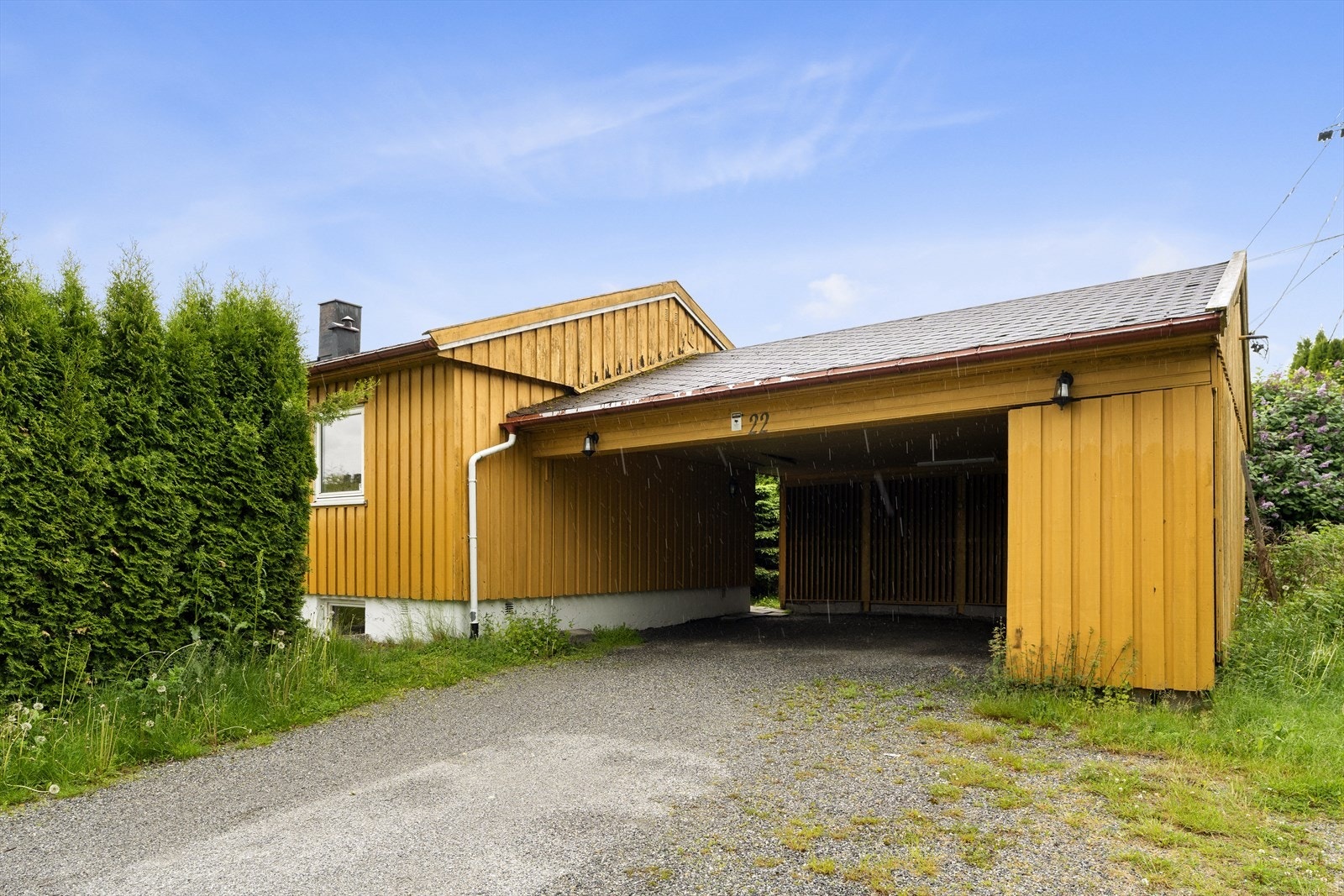 Praktisk og romslig carport Galleribilde
