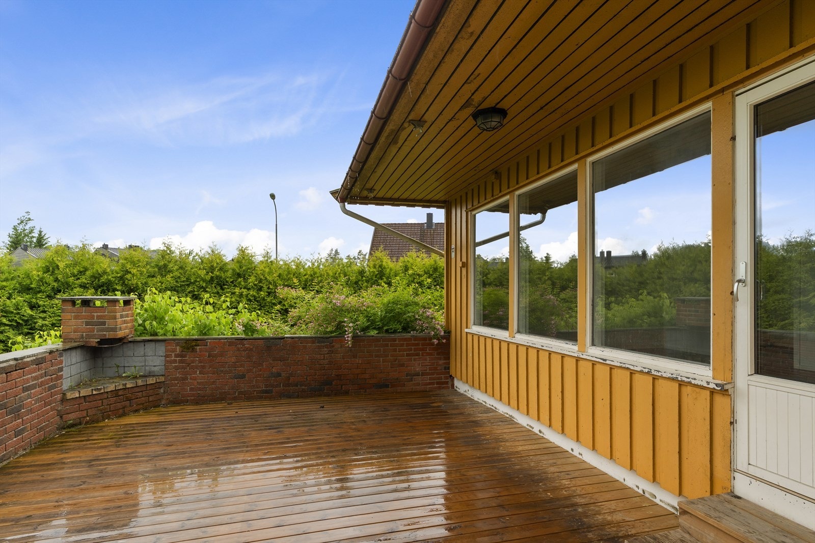 Romslig terrasse med flere møbleringsmuligheter Galleribilde