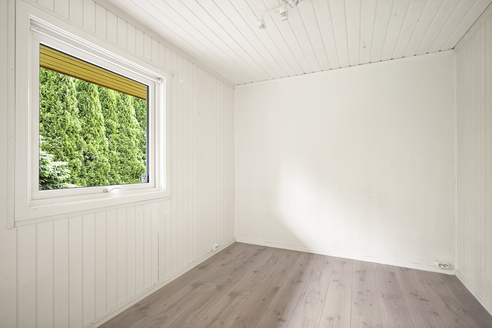 Lyst og romslig soverom Galleribilde