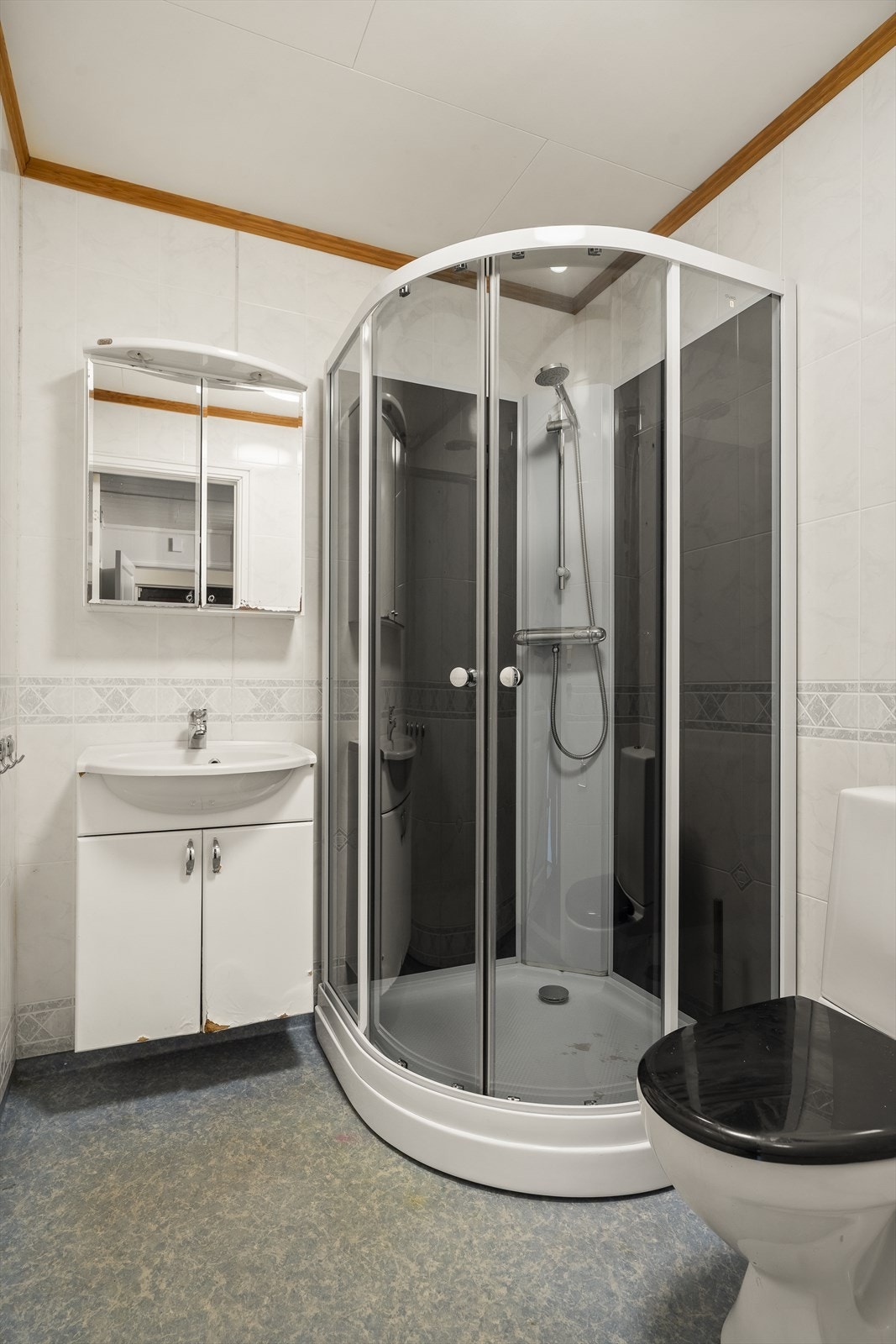 Badet består av servant med innredning, dusjkabinett og gulvklosett Galleribilde