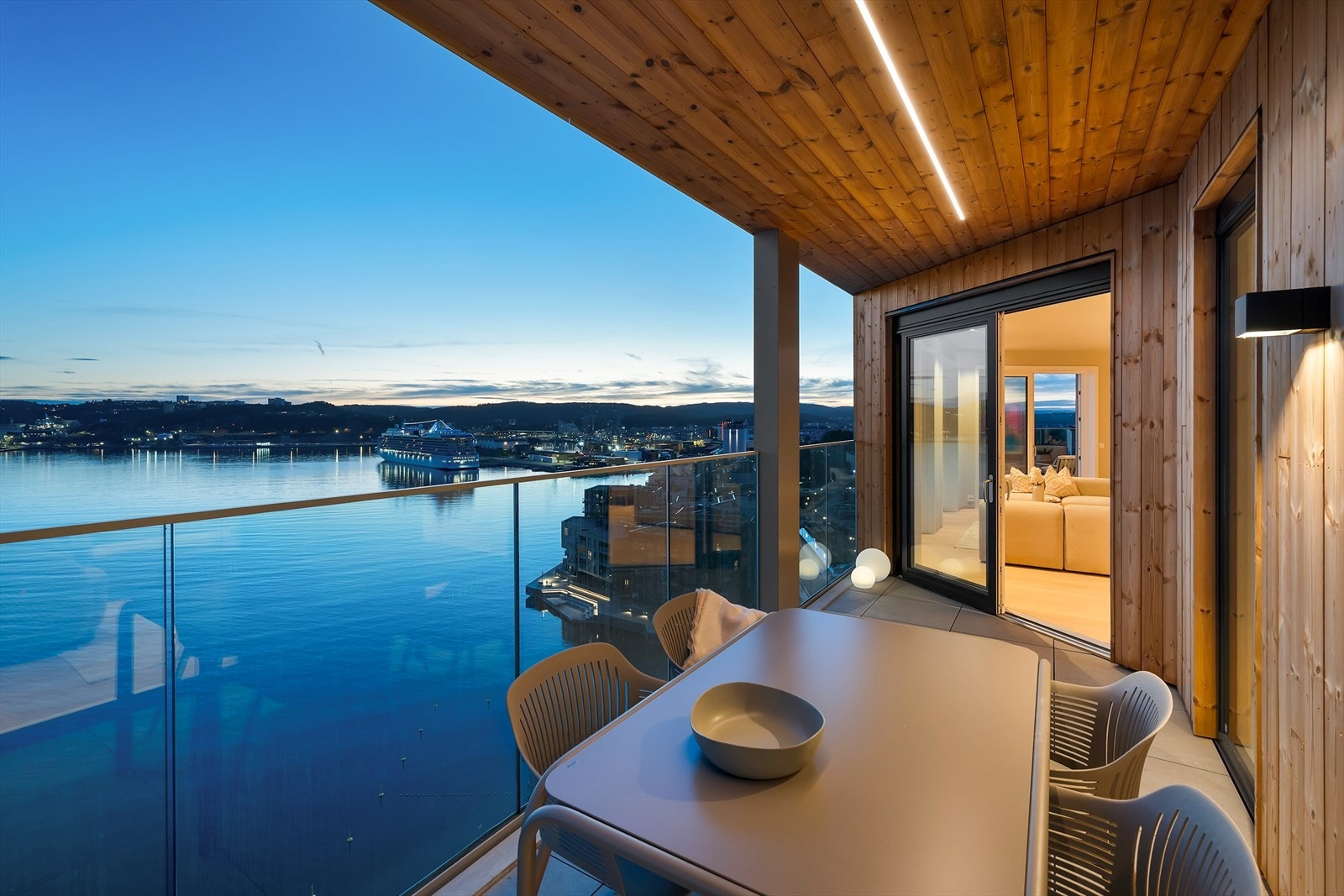 Her strekker utsikten seg utover innseilingen, skjærgården, fjorden og bylandskapet Galleribilde