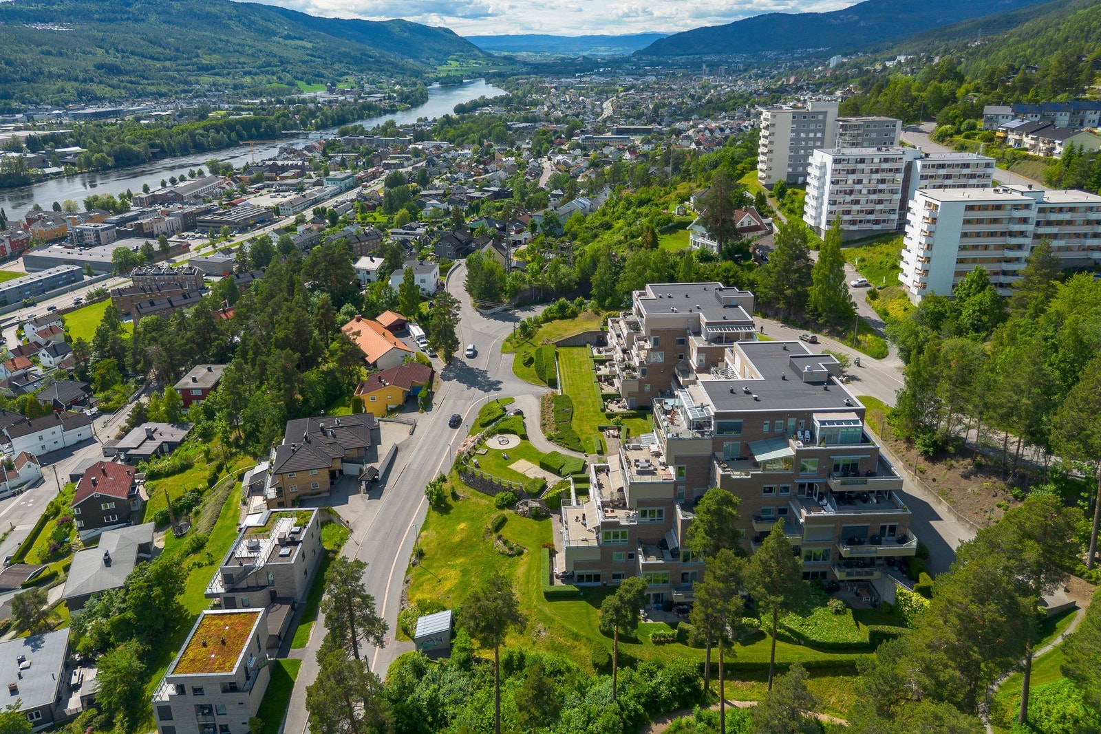 Leilighetens interne beliggenhet gir en skjermet plassering og vender ut mot grønt arealer. Galleribilde