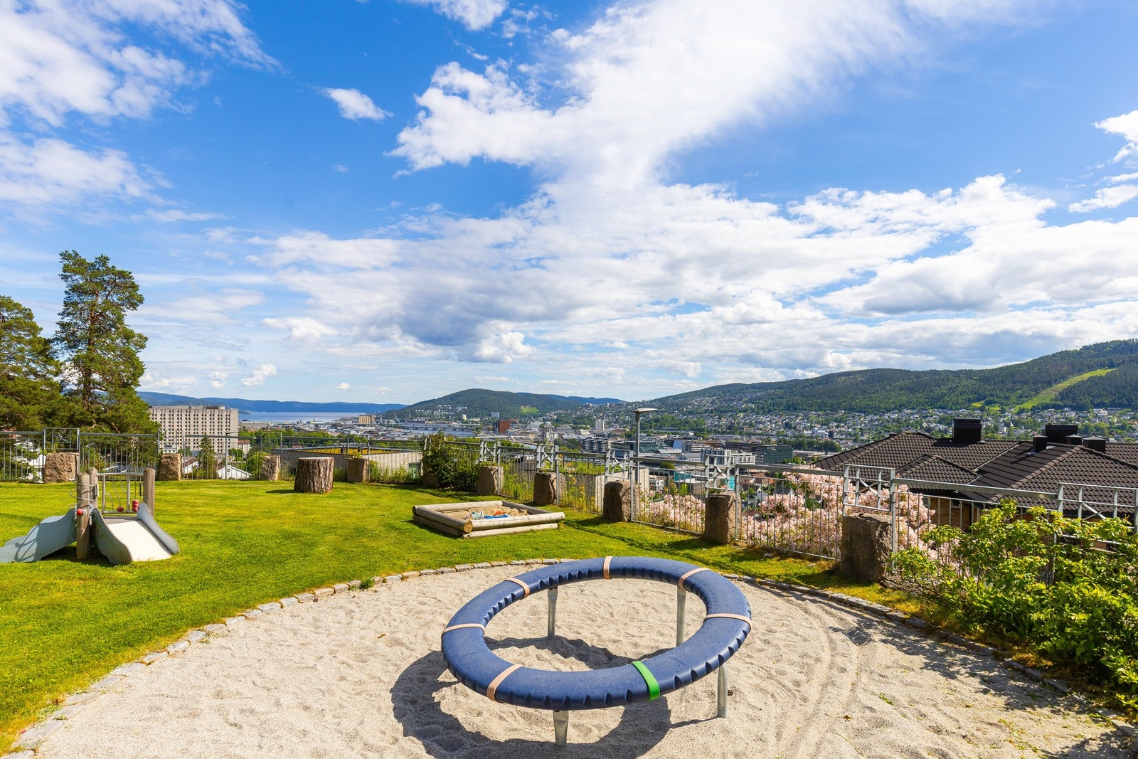 Svært gode solforhold med fine utsiktspunkt ut over flotte Drammen by. Galleribilde