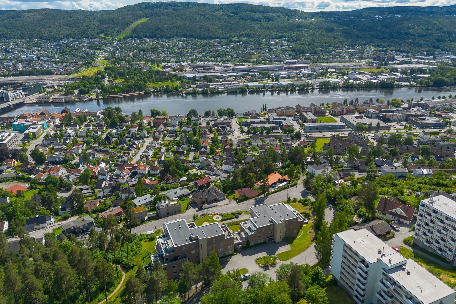 Legg gjerne søndagsturen til den vakre elvepromenaden med både utendørs servering, grønne lunger og badestrender. Galleribilde