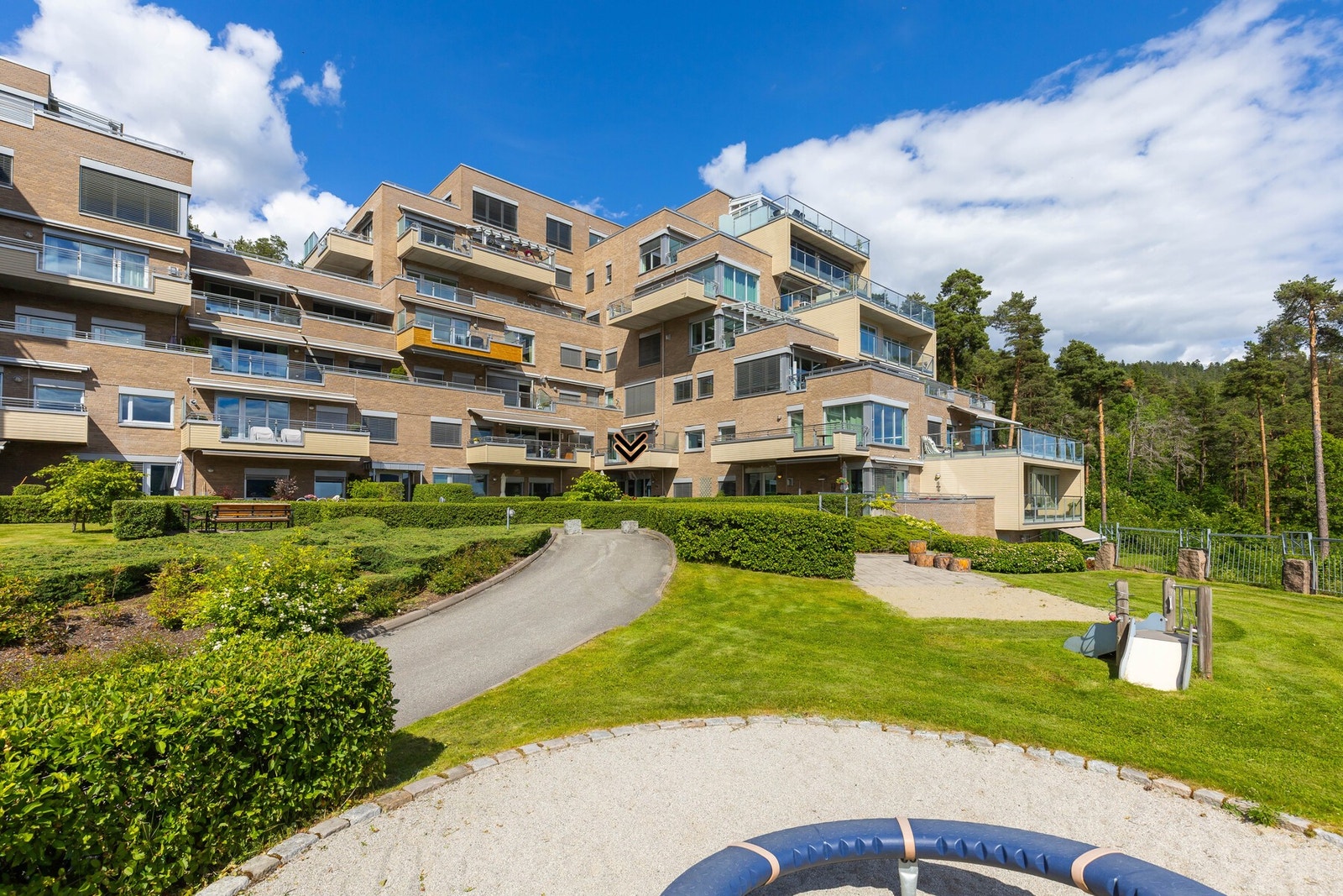 Velkommen til en attraktiv leilighet i første etasje i etterspurte Sanatorieveien Terrasse fra 2009. Galleribilde