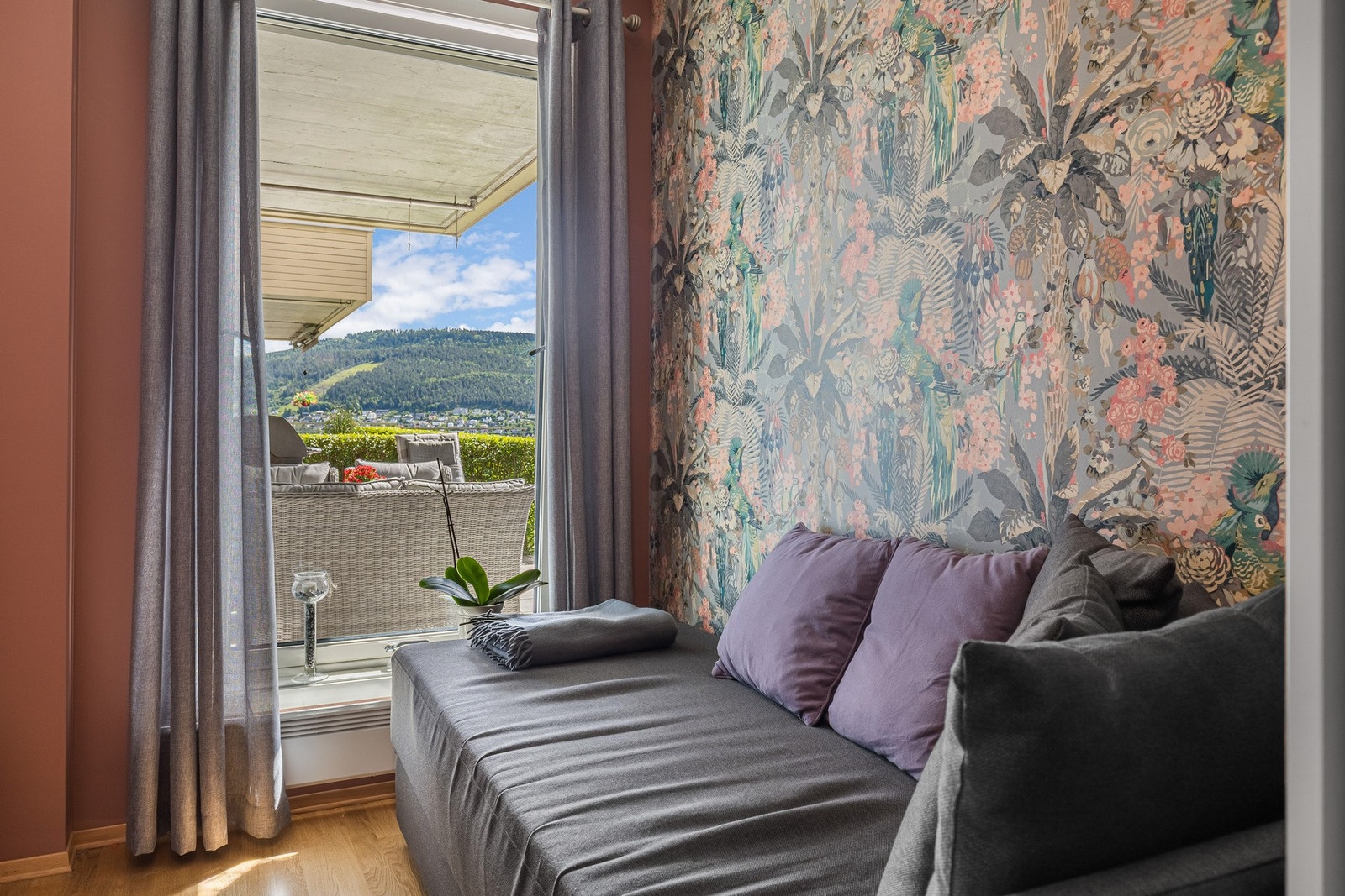 Godt utsyn og tilgang til uteområde. Galleribilde