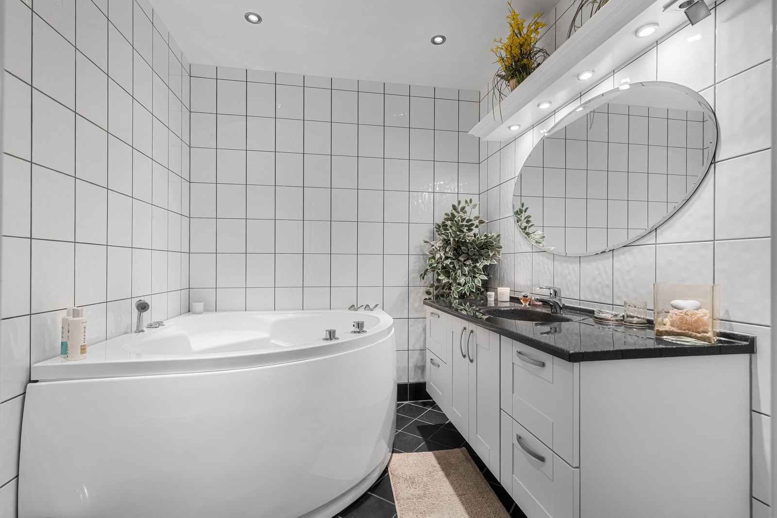 Leiligheten har to delikate bad med flislagte overflater, gulvvarme, downlights og avtrekk via balansert ventilasjon. Badet er videre utstyrt med veggmontert toalett og boblebad. Galleribilde