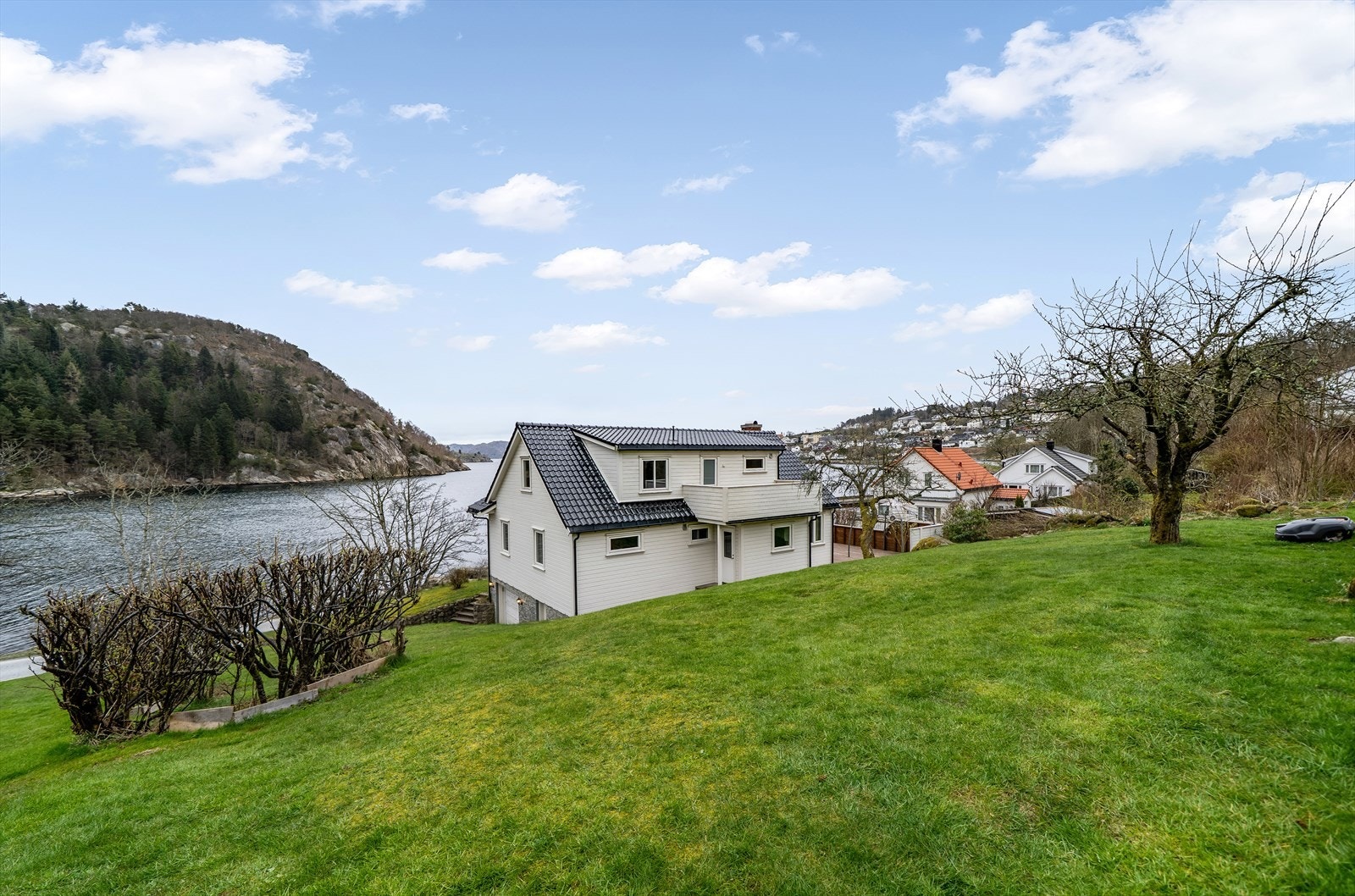 Eiendommen har en fin beliggenhet. Utsikten kan nytes fra flere hold. Galleribilde
