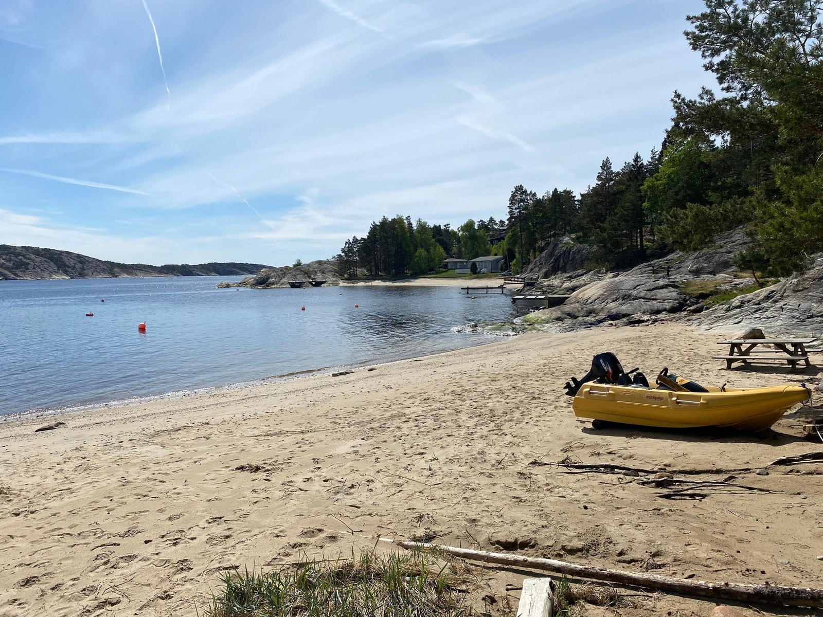 Kun en kort spasertur fra hytta finner du denne sydenlignende stranden med krystallklart vann og svaberg som innbyr til lange late sommerdager. Galleribilde