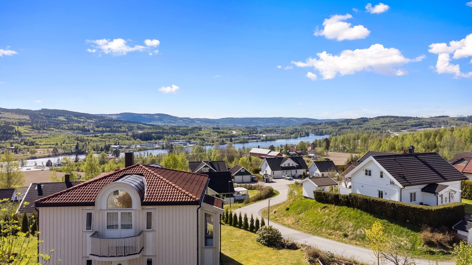 Sjekk den utsikten ! Vakre skogkledde åser så langt øyet kan se... Galleribilde